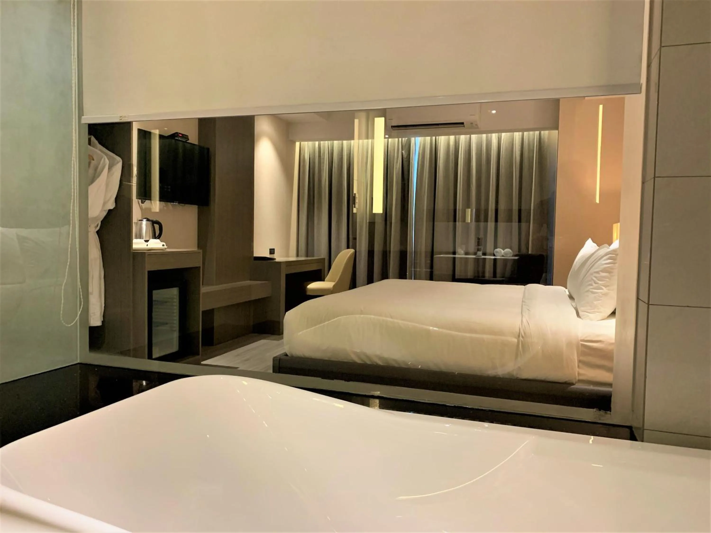 Photo of the whole room, Bed in Capitol Hill Hotel and Suites