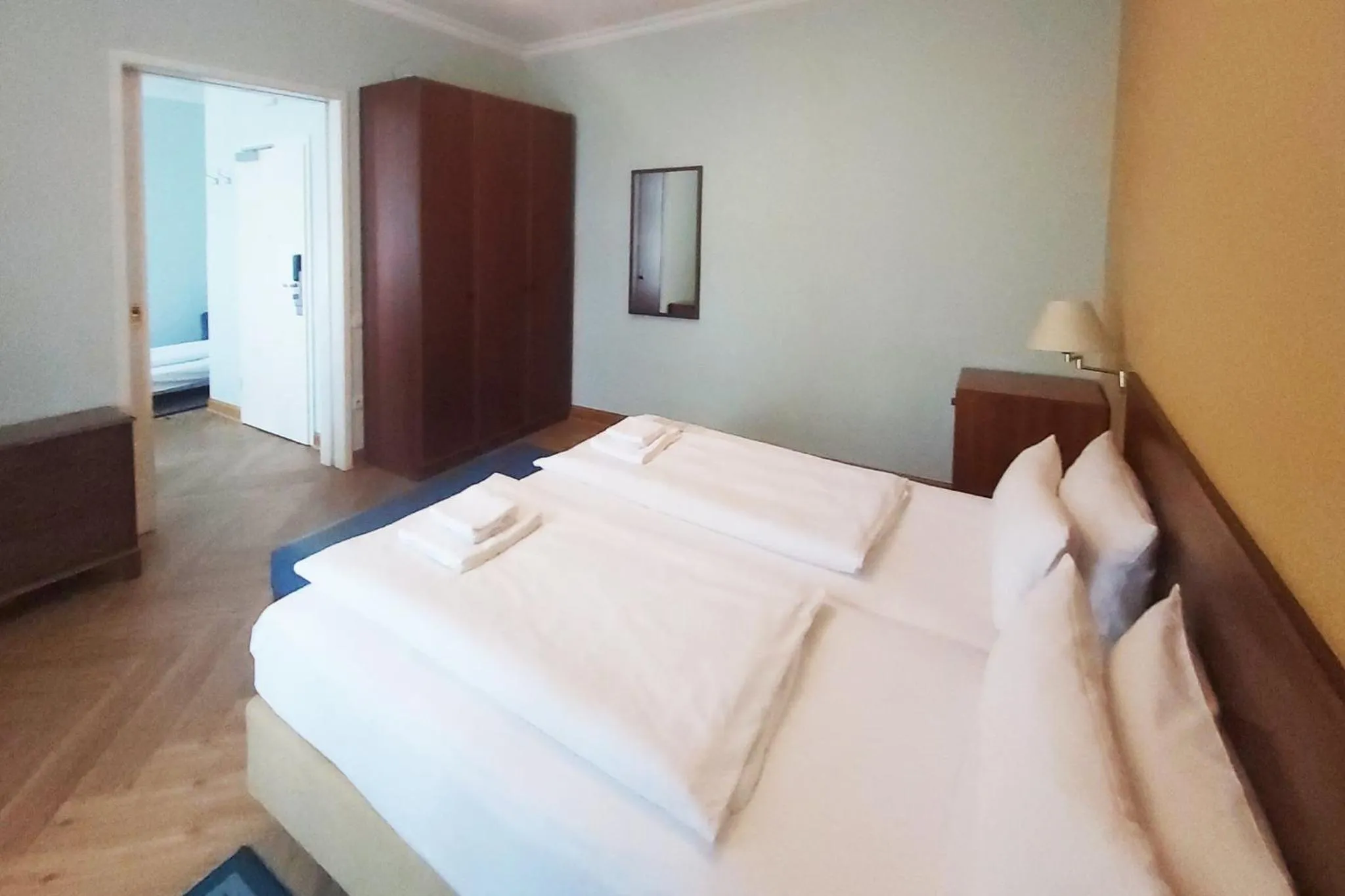 Photo of the whole room, Bed in Garner Hotel Berlin - Messe by IHG