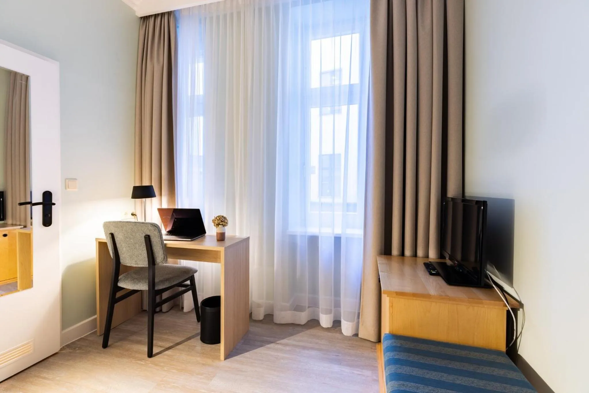 Photo of the whole room, Bed in Garner Hotel Berlin - Messe by IHG