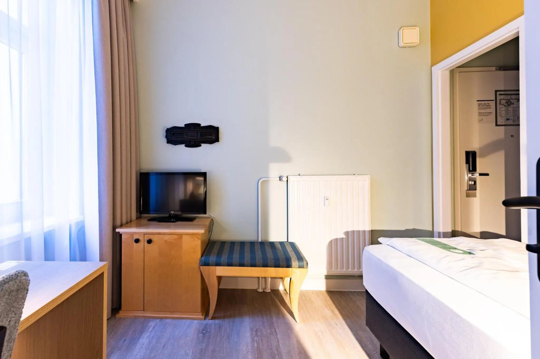 Photo of the whole room, Bed in Garner Hotel Berlin - Messe by IHG