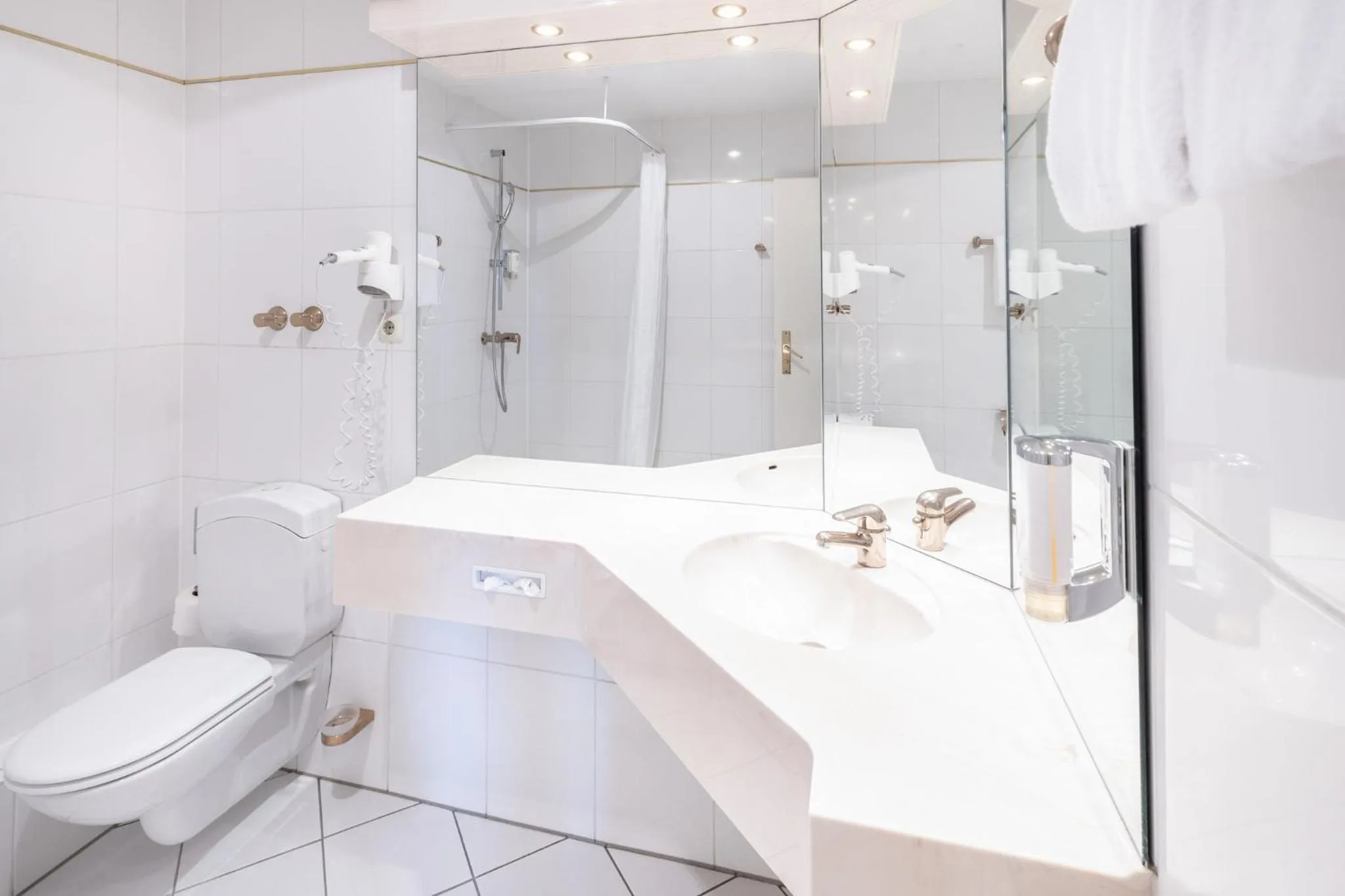 Bathroom in Garner Hotel Berlin - Messe by IHG