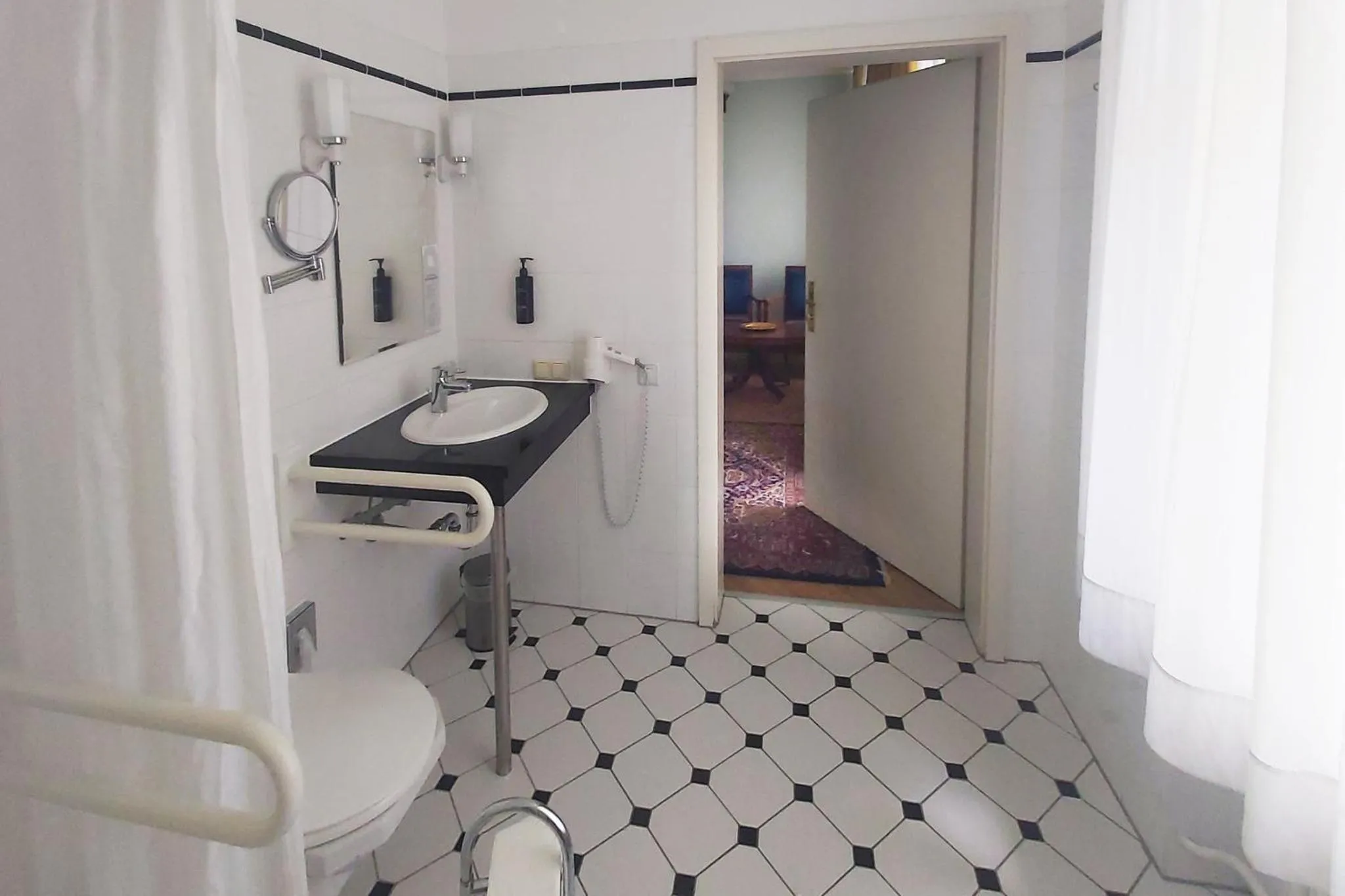 Bathroom, Bed in Garner Hotel Berlin - Messe by IHG