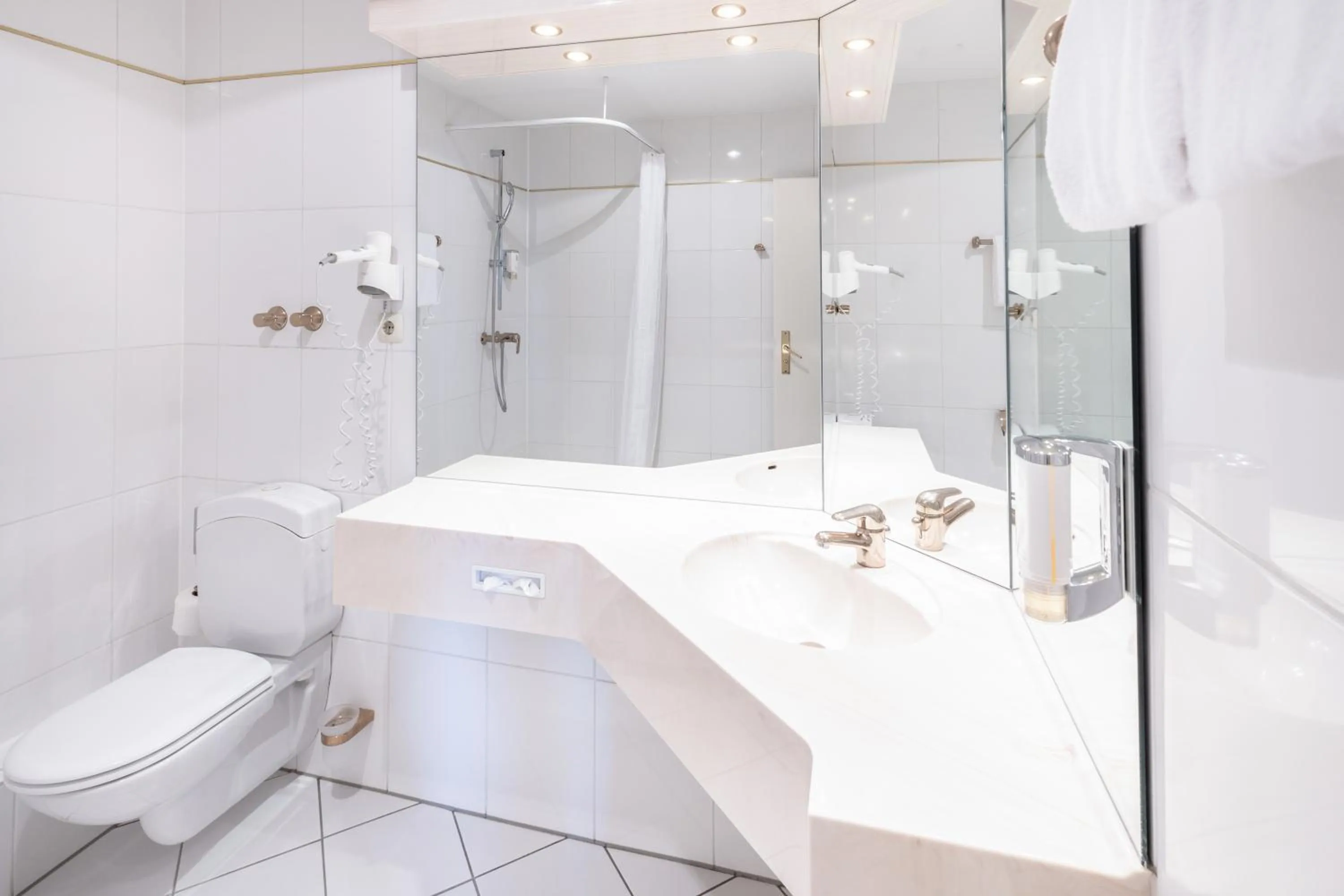 Bathroom in Garner Hotel Berlin - Messe by IHG
