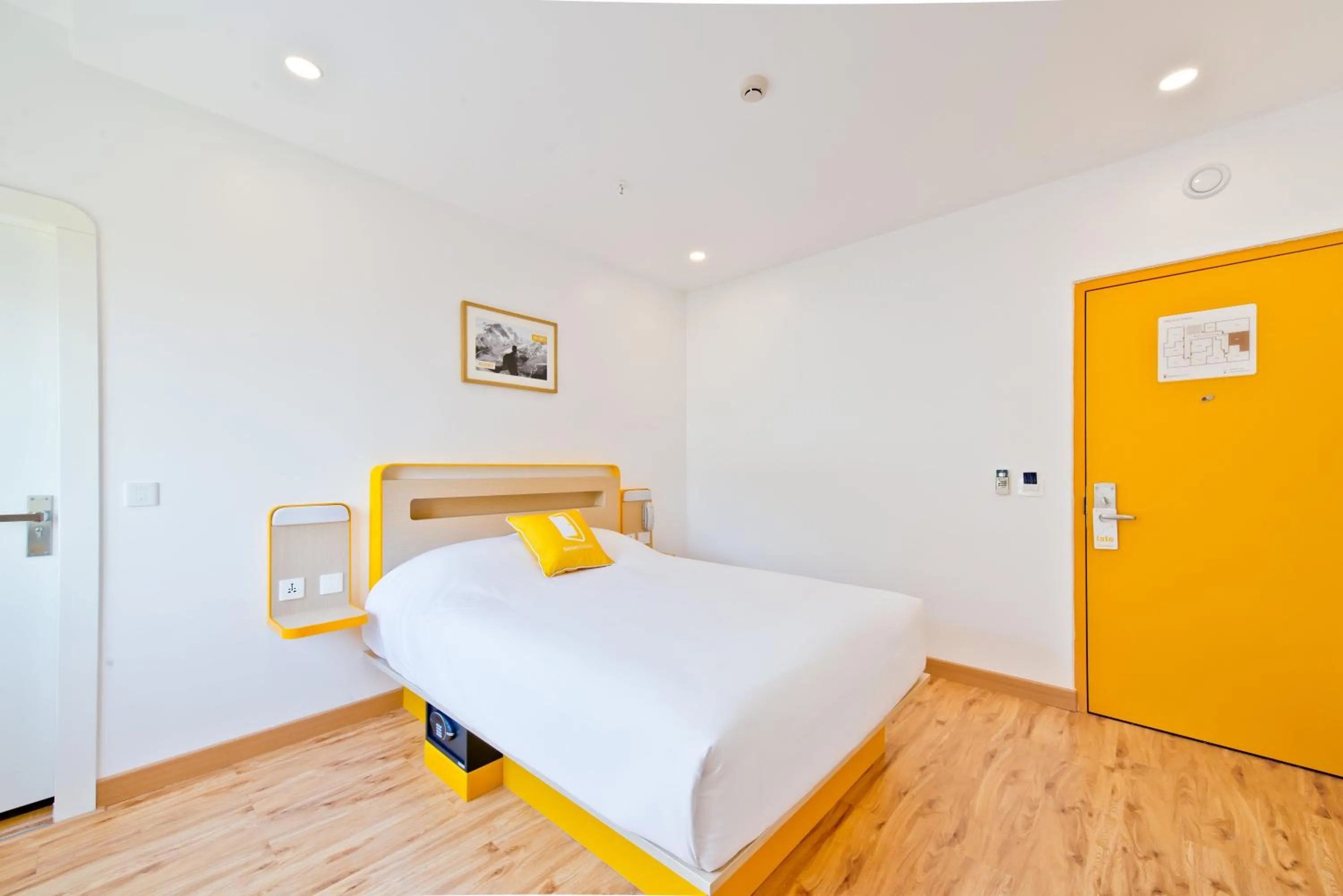 Photo of the whole room, Bed in bloomrooms @ City Centre