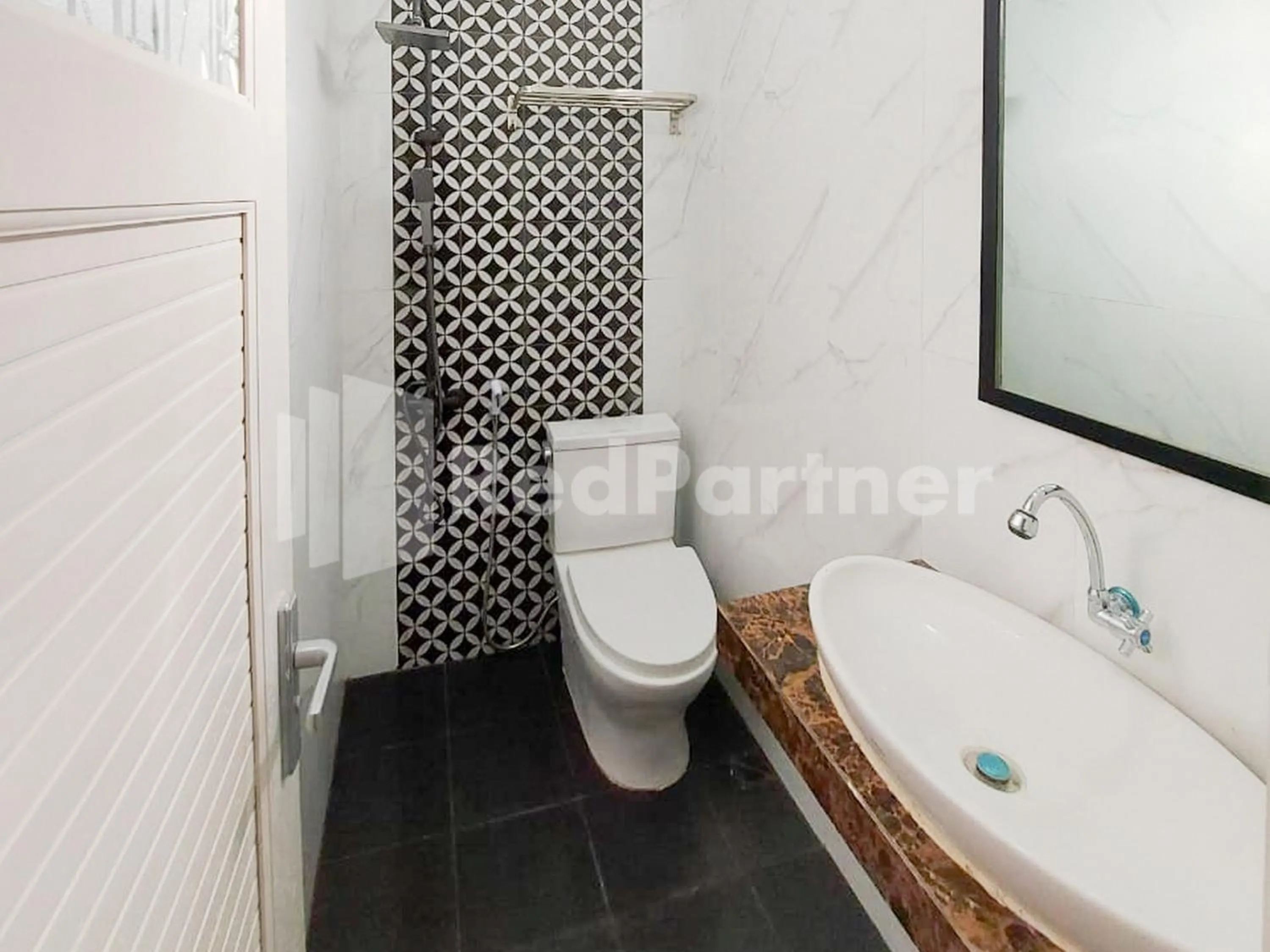 Bathroom in The Paragon Hotel Cilacap Redpartner