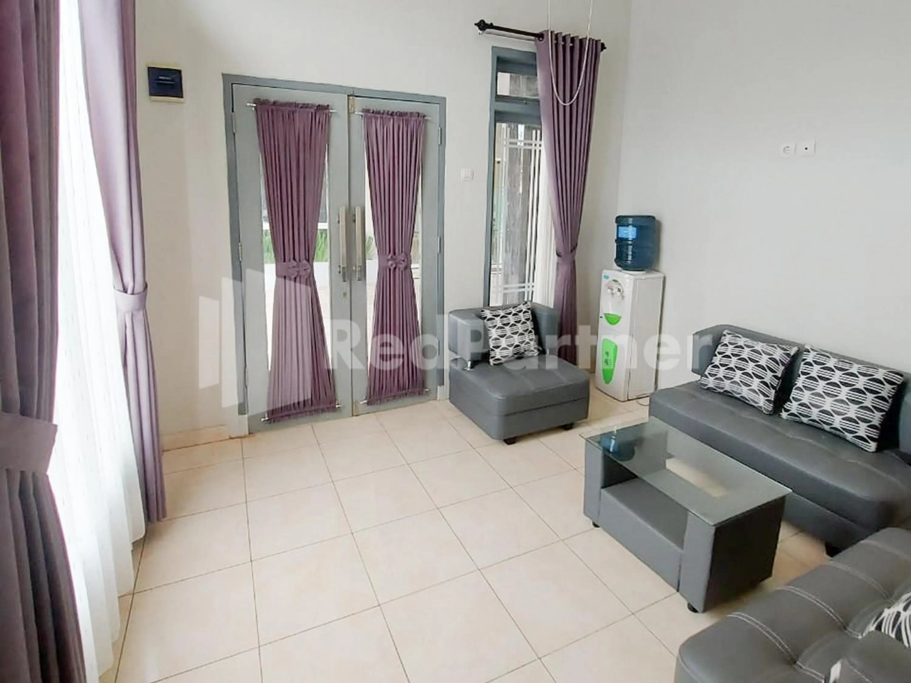 Seating area in The Paragon Hotel Cilacap Redpartner