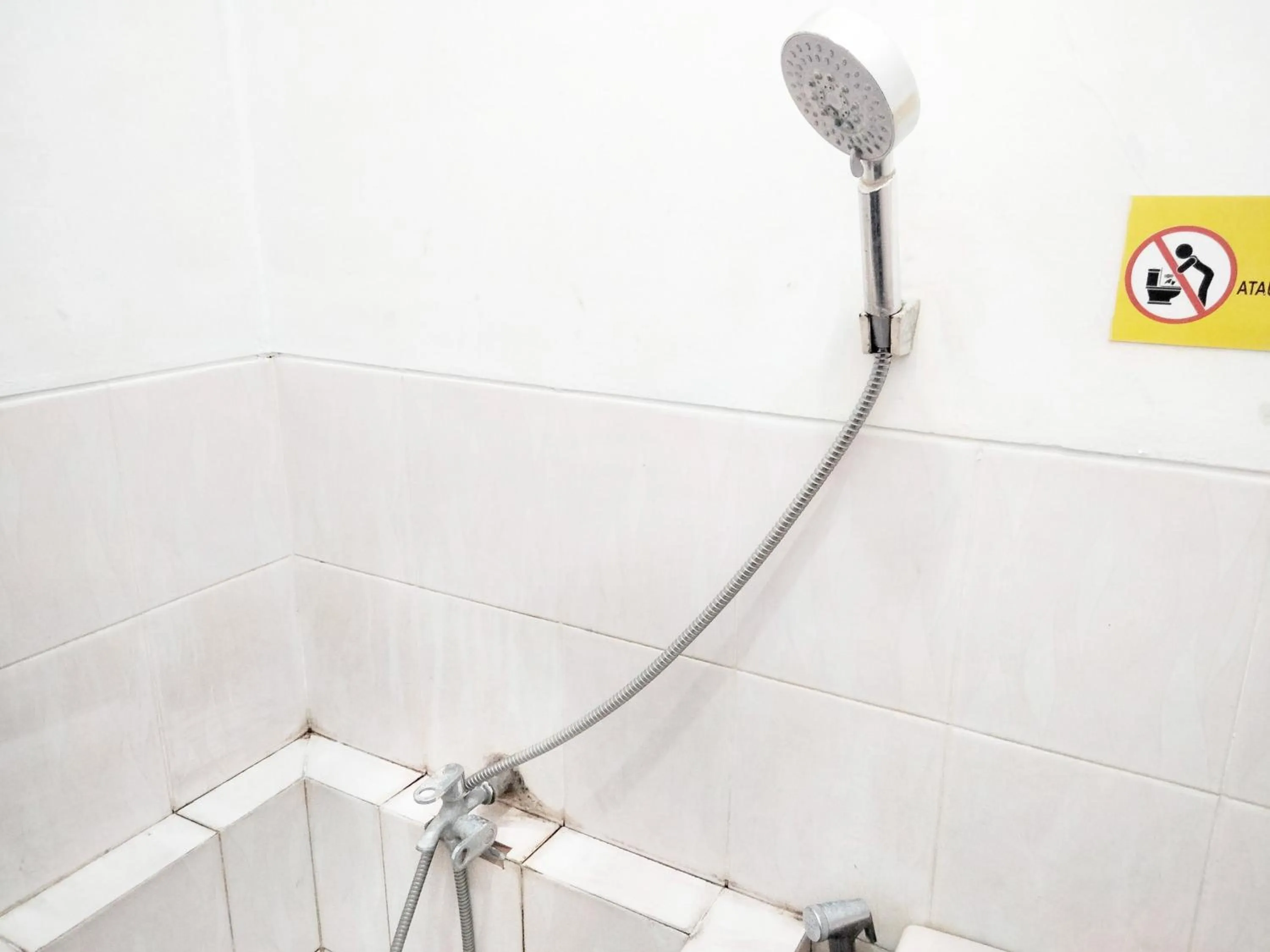 Bathroom in Sartika Hotel Mitra RedDoorz Pati