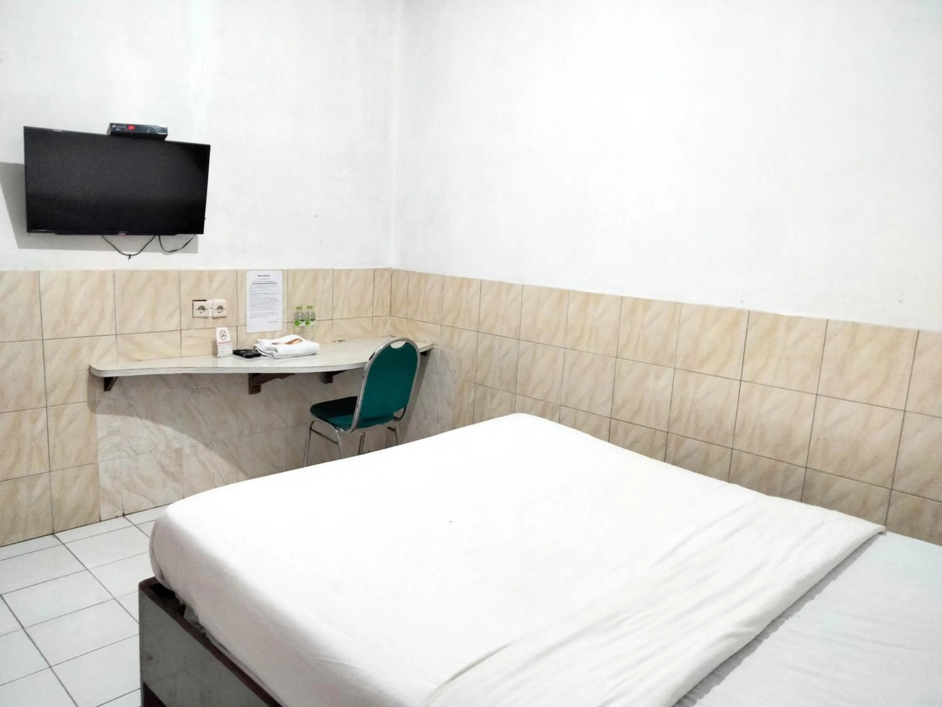 Bedroom, Bed in Sartika Hotel Mitra RedDoorz Pati