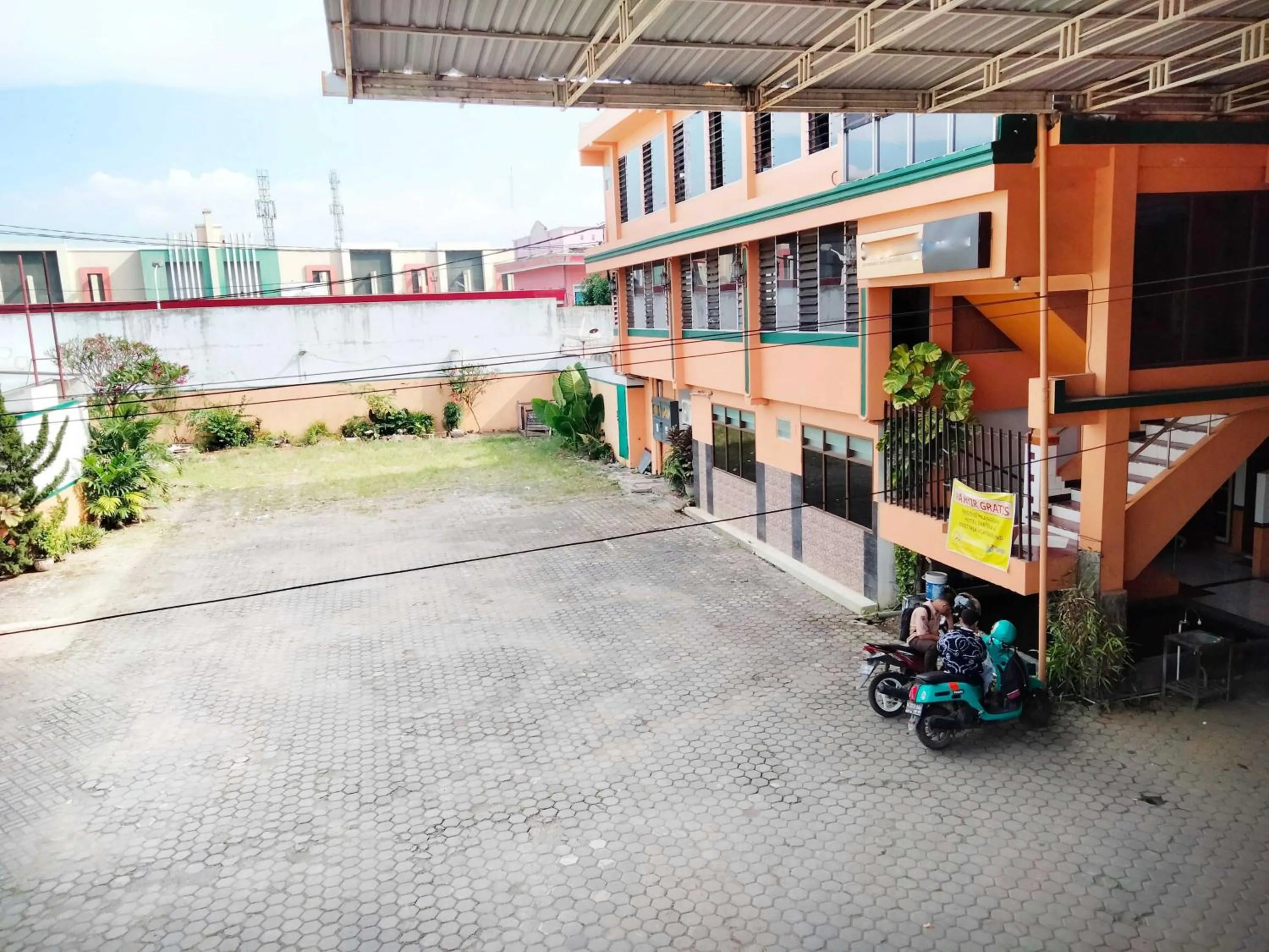 Facade/entrance in Sartika Hotel Mitra RedDoorz Pati