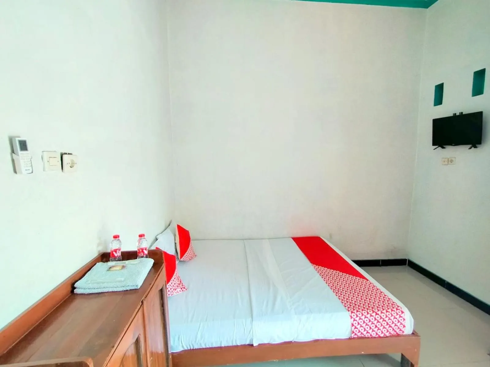 Bedroom, Bed in Hotel O Griya Annisa