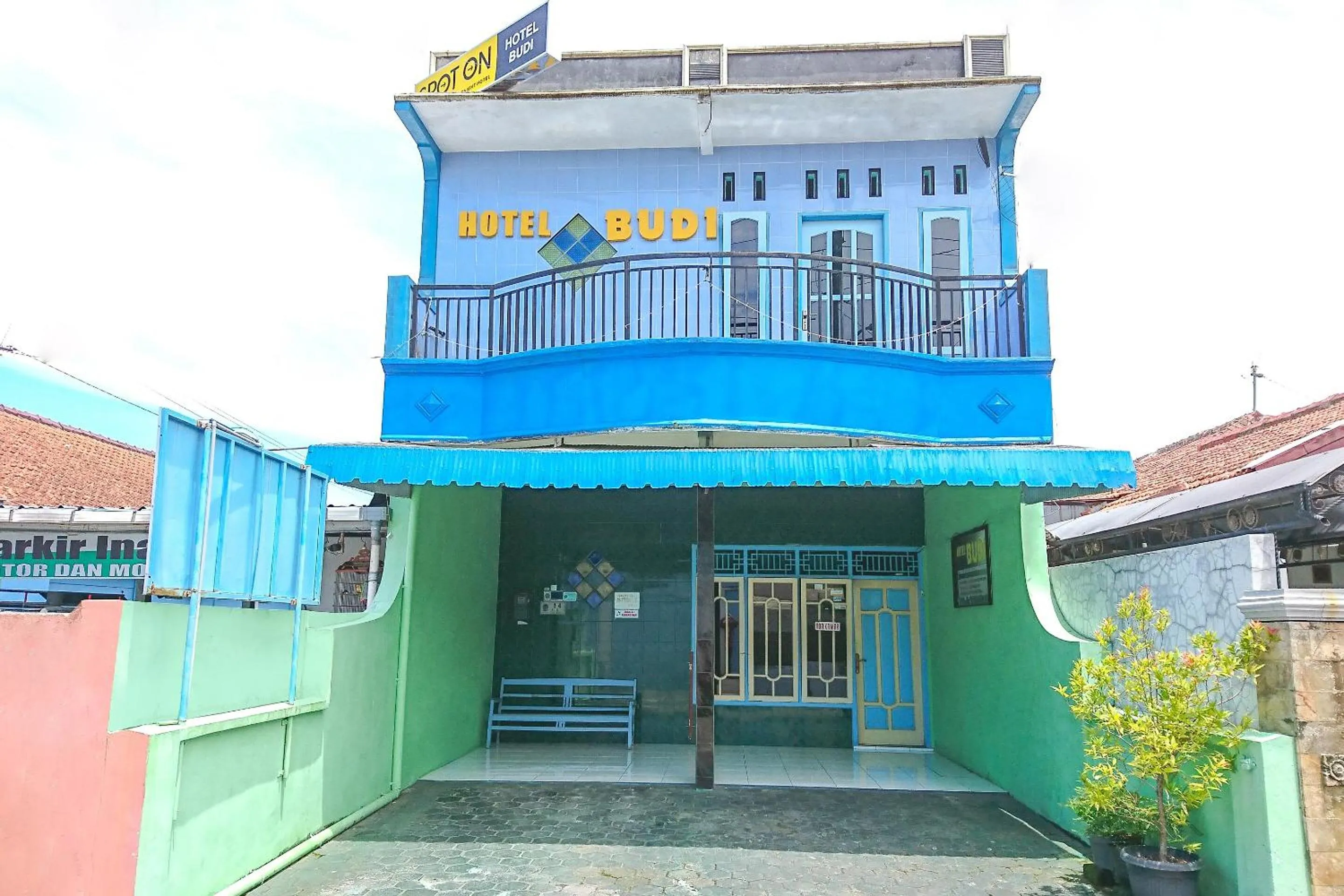 Facade/entrance in Hotel O Budi