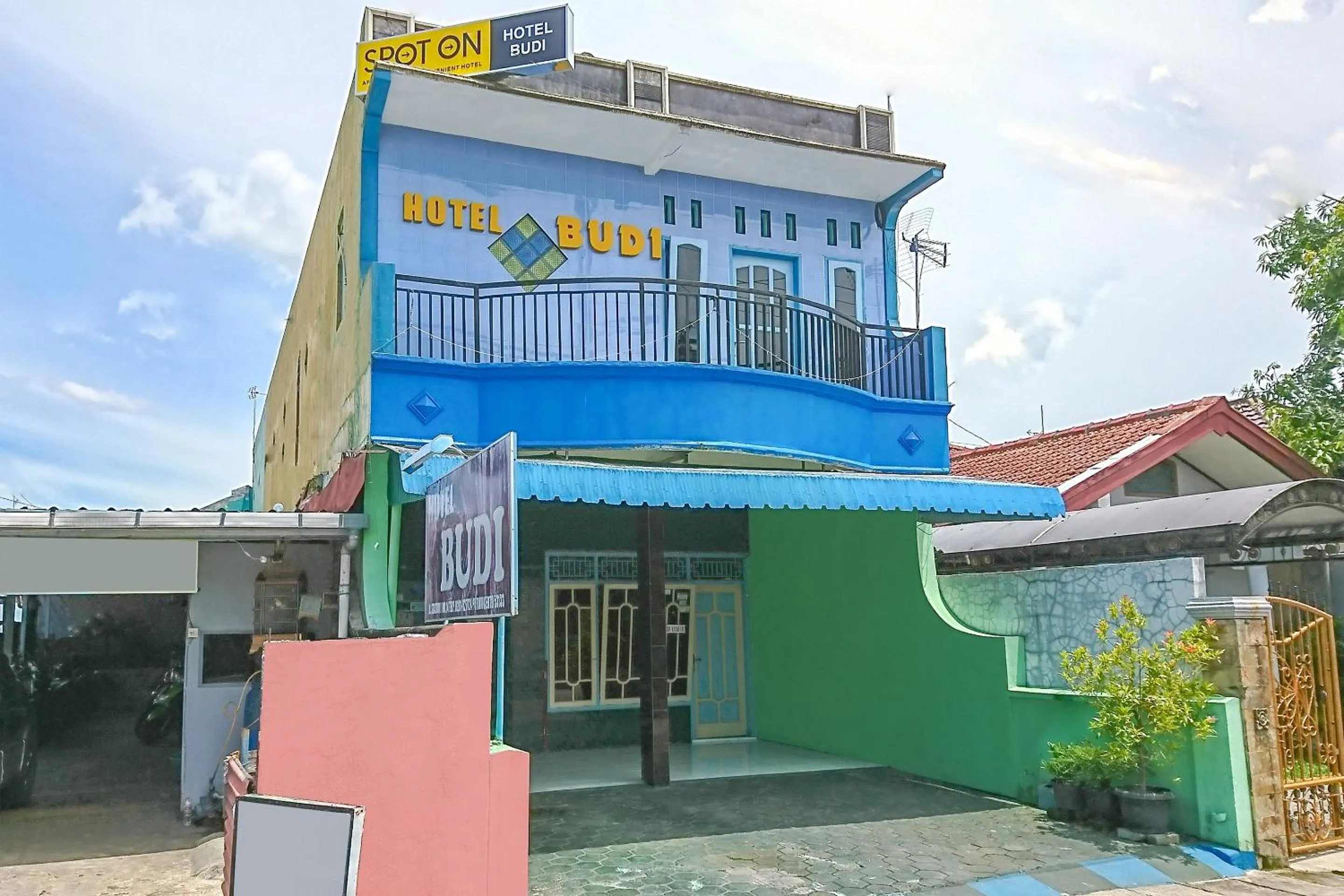 Facade/entrance in Hotel O Budi