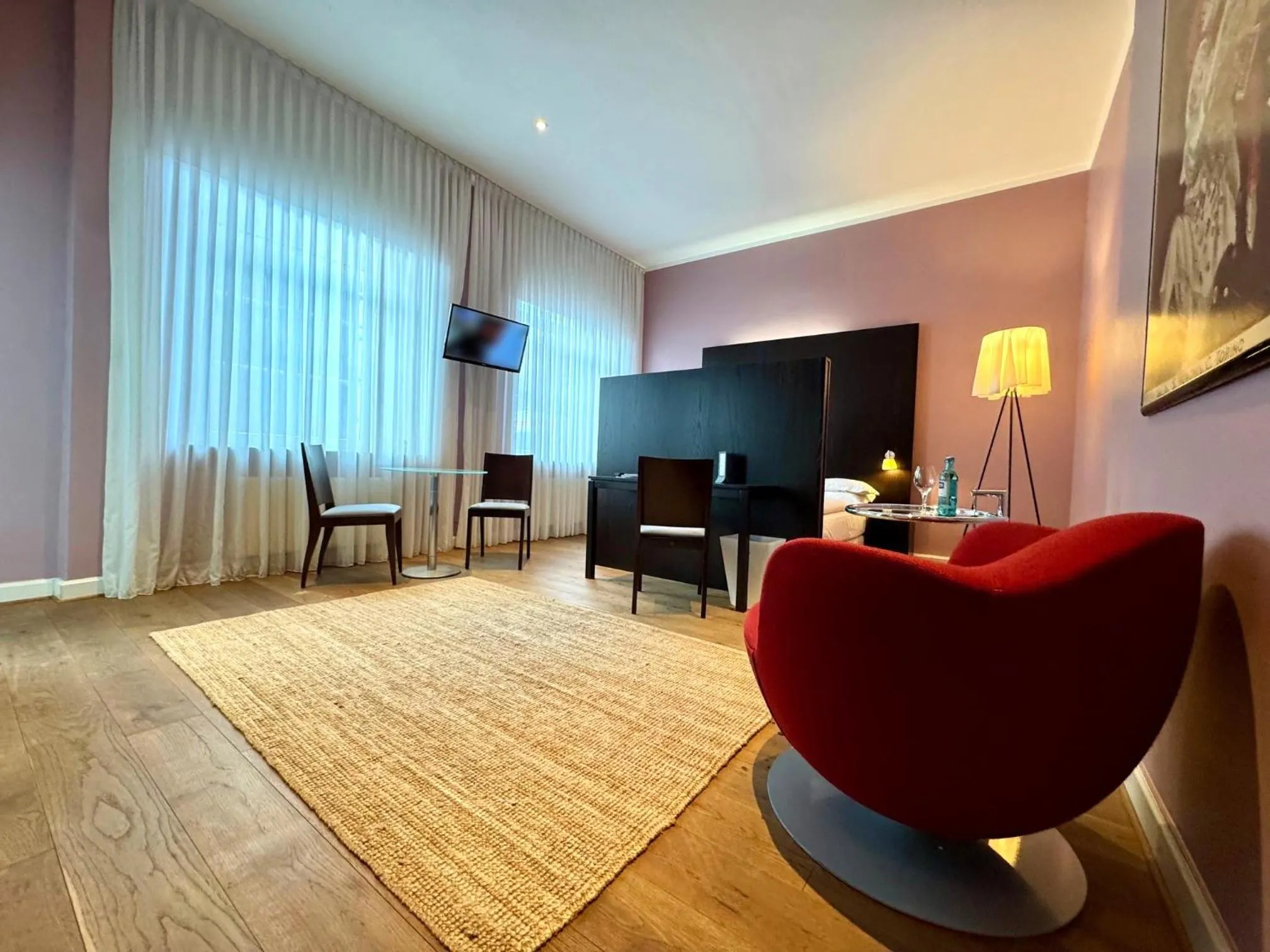 Photo of the whole room in The New Yorker Hotel Köln-Messe