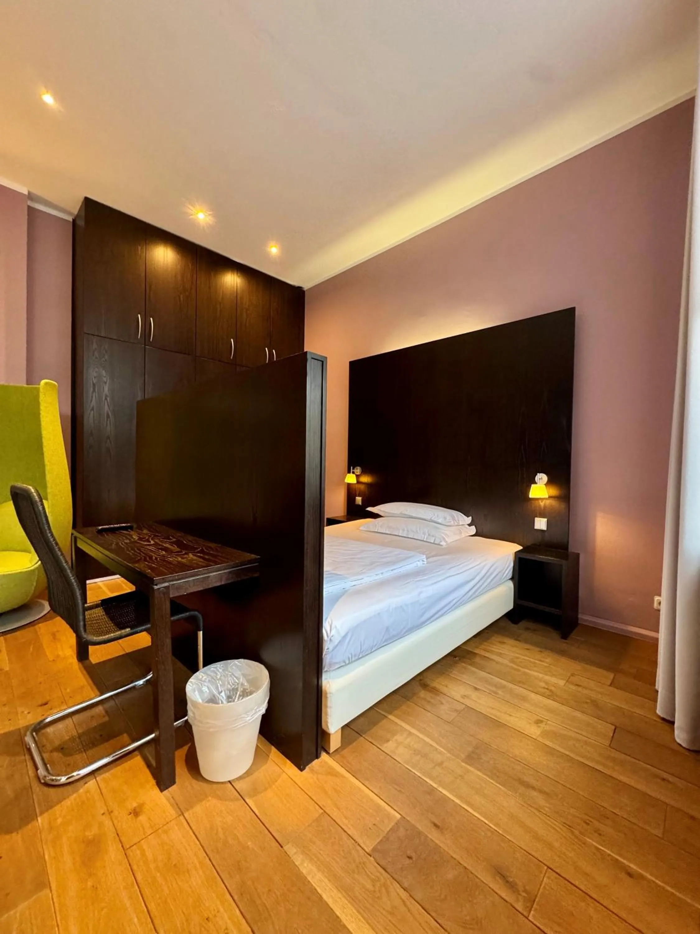Photo of the whole room, Bed in The New Yorker Hotel Köln-Messe