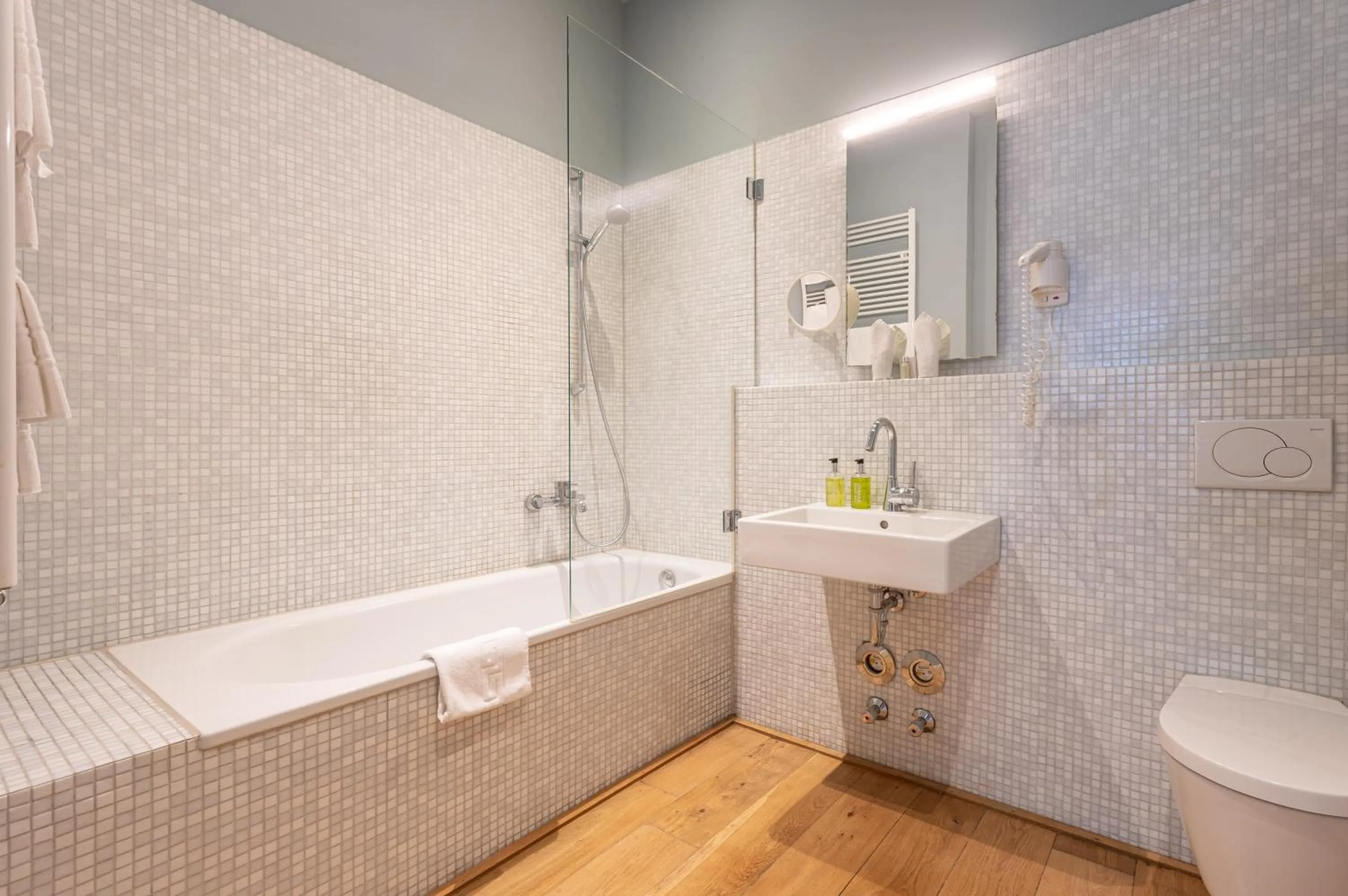 Photo of the whole room in The New Yorker Hotel Köln-Messe