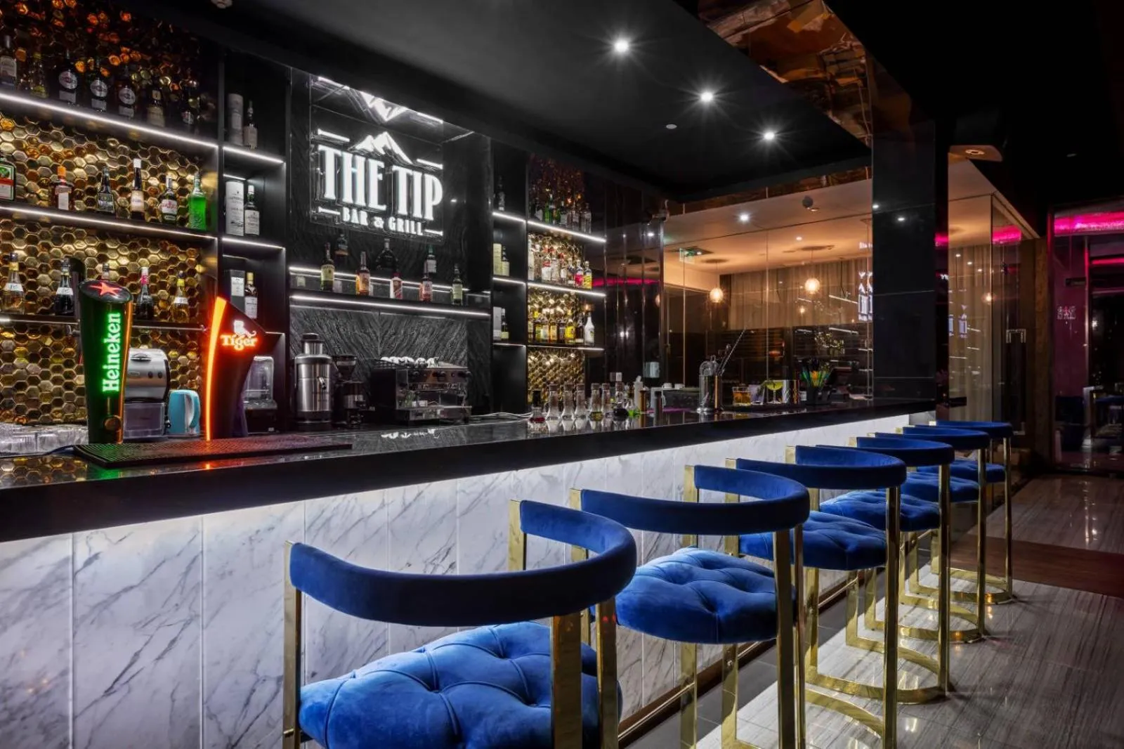 Lounge or bar in Yangon Thanlwin Hotel