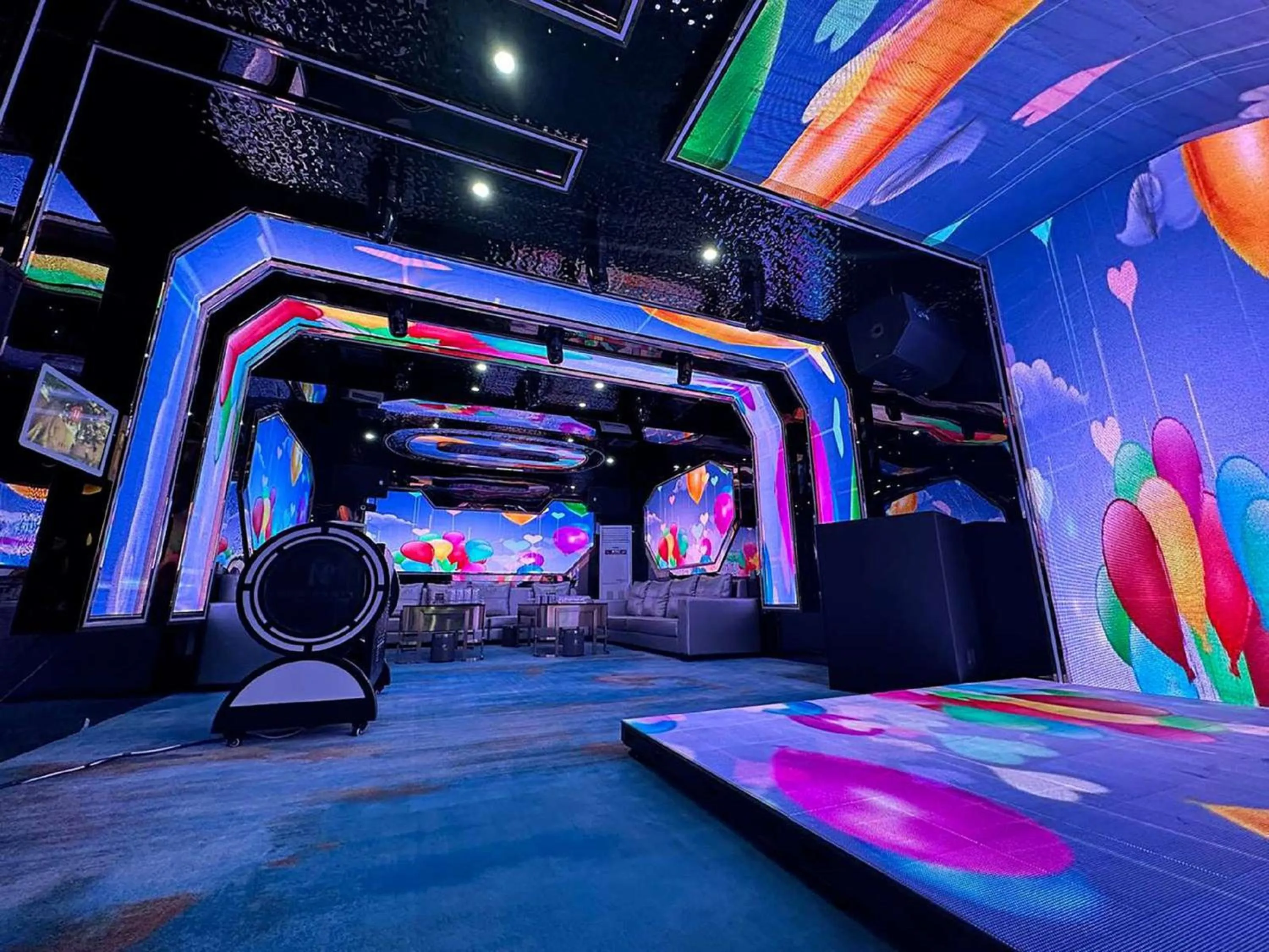 Karaoke in Yangon Thanlwin Hotel