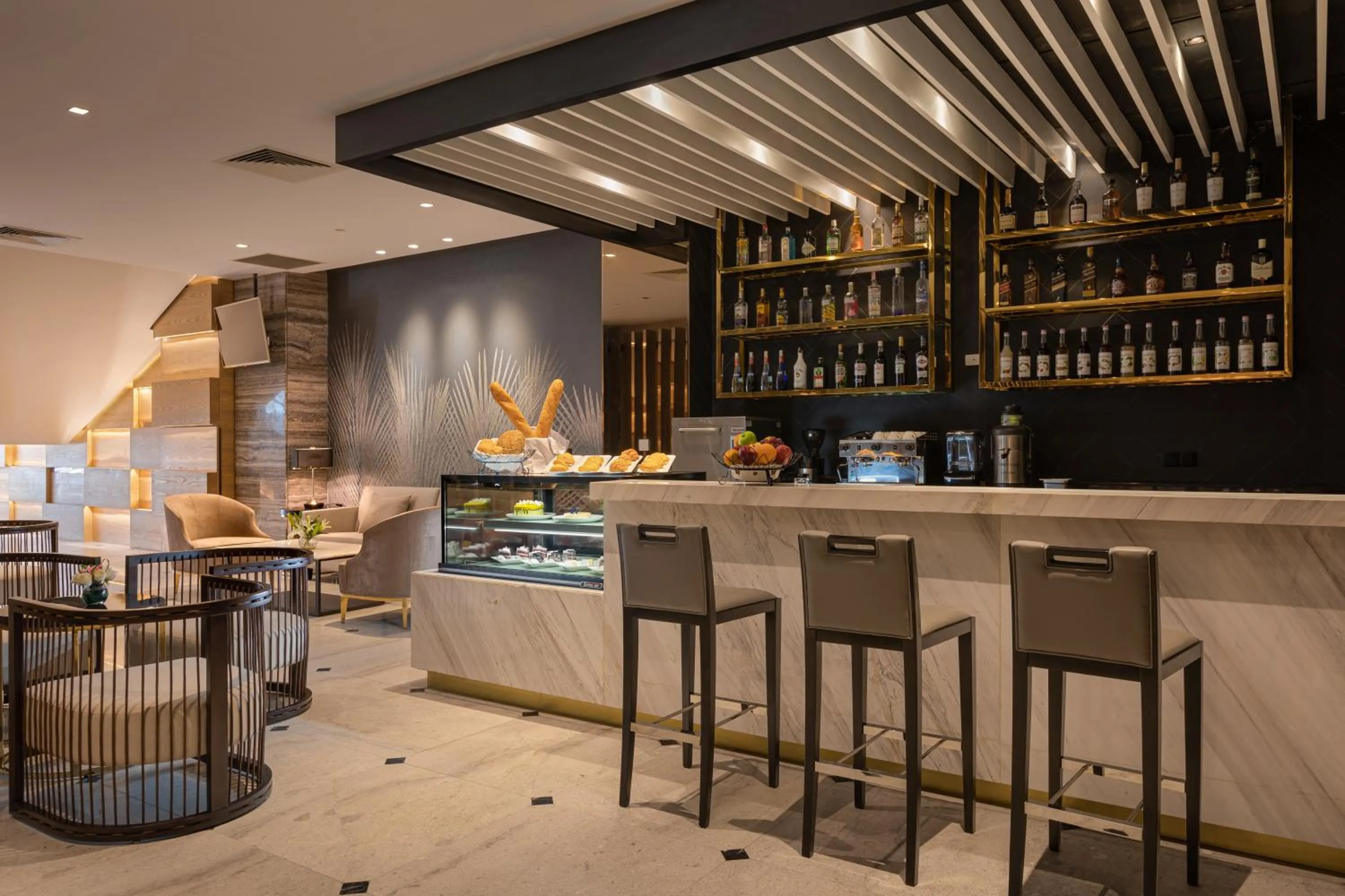 Lounge or bar in Yangon Thanlwin Hotel