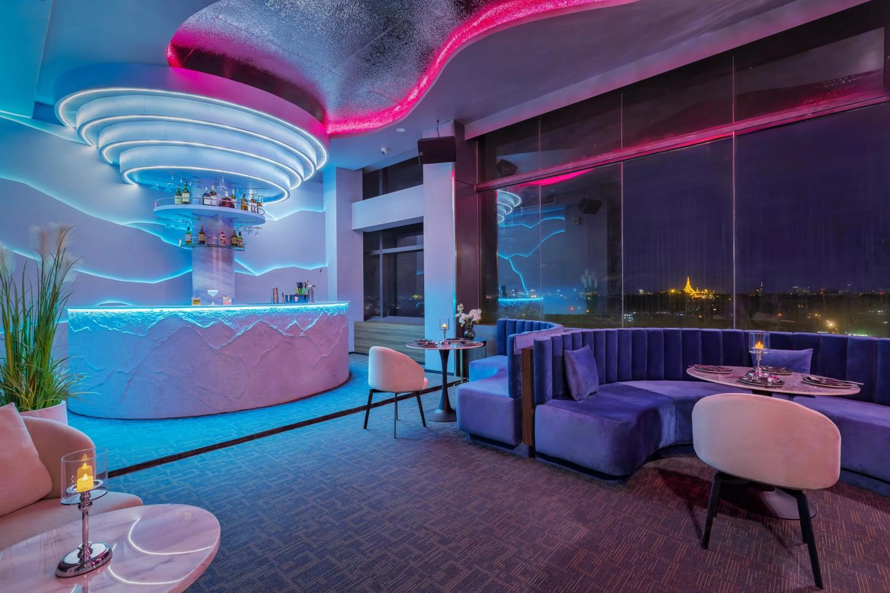 Lounge or bar in Yangon Thanlwin Hotel