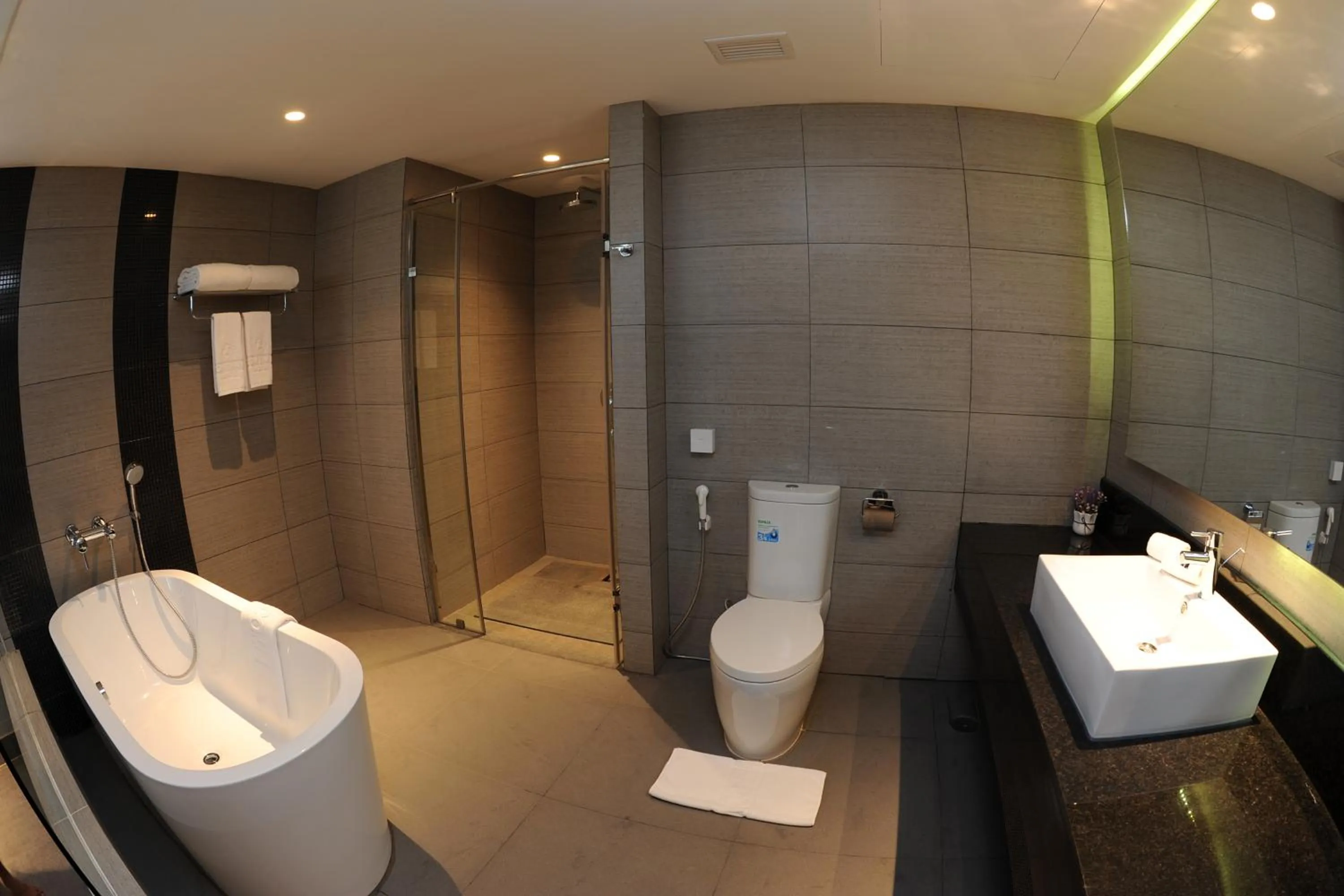 Bathroom in Yangon Thanlwin Hotel