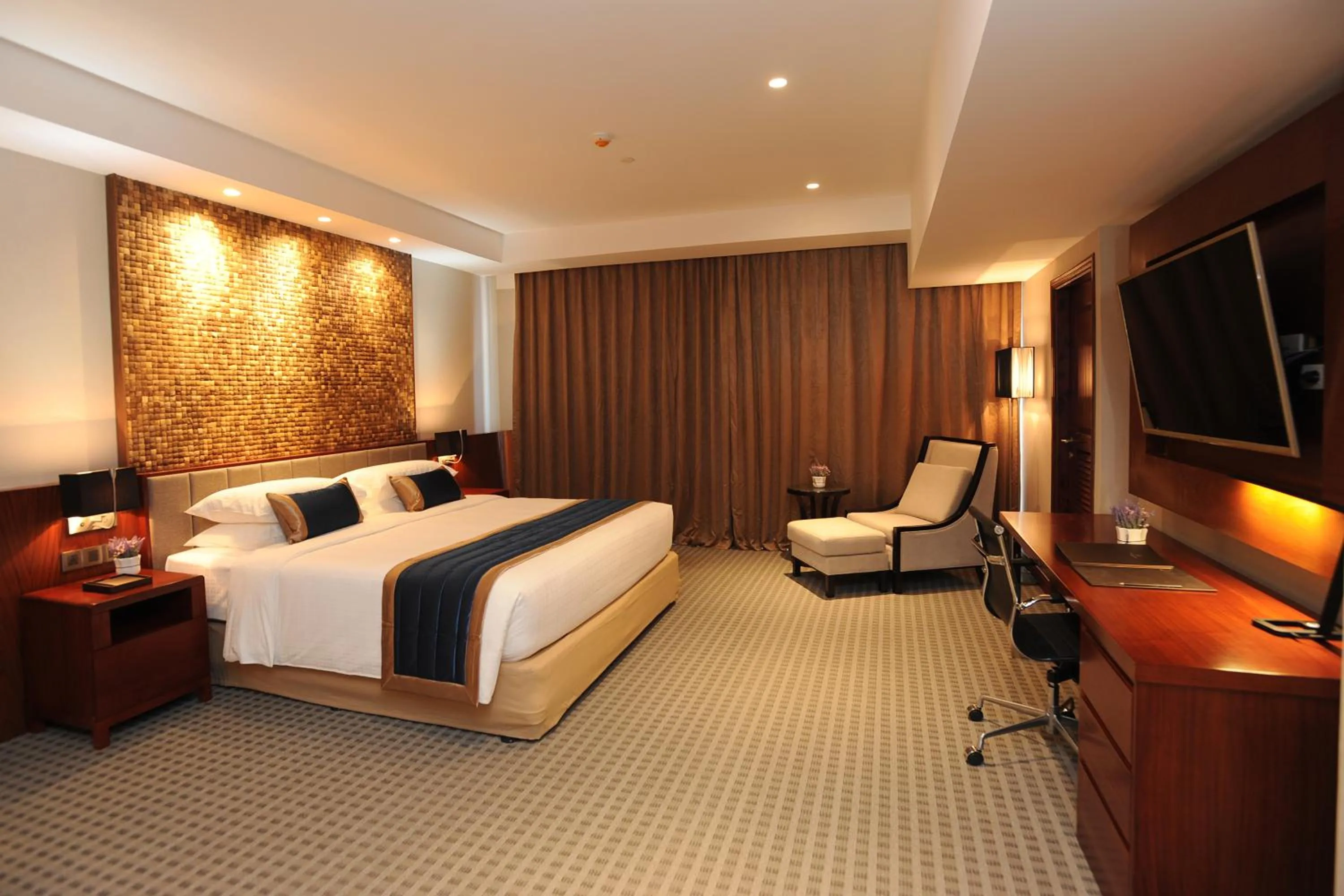 Bed in Yangon Thanlwin Hotel