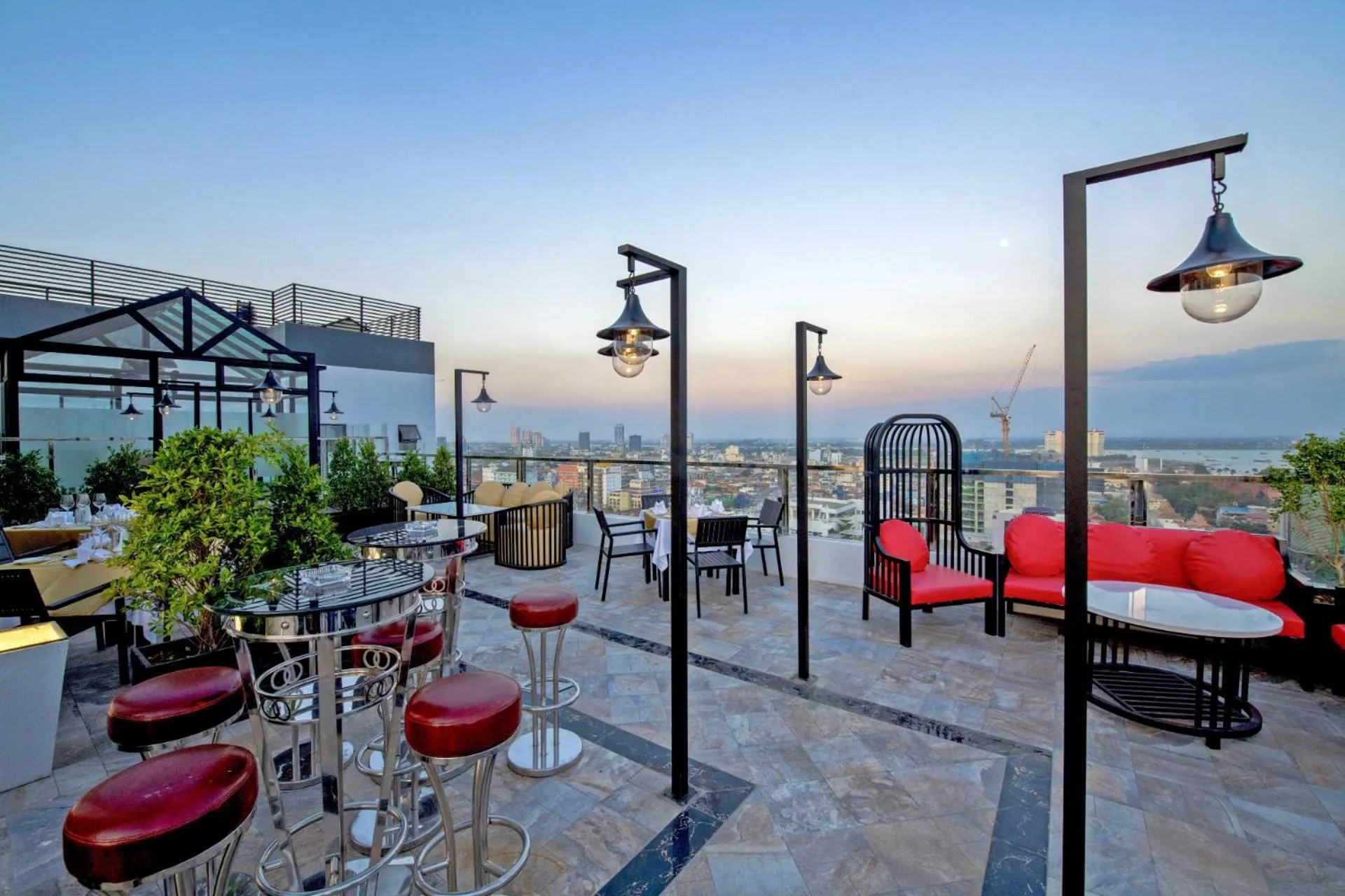 Lounge or bar in Poulo Wai Hotel, Trademark Collection by Wyndham