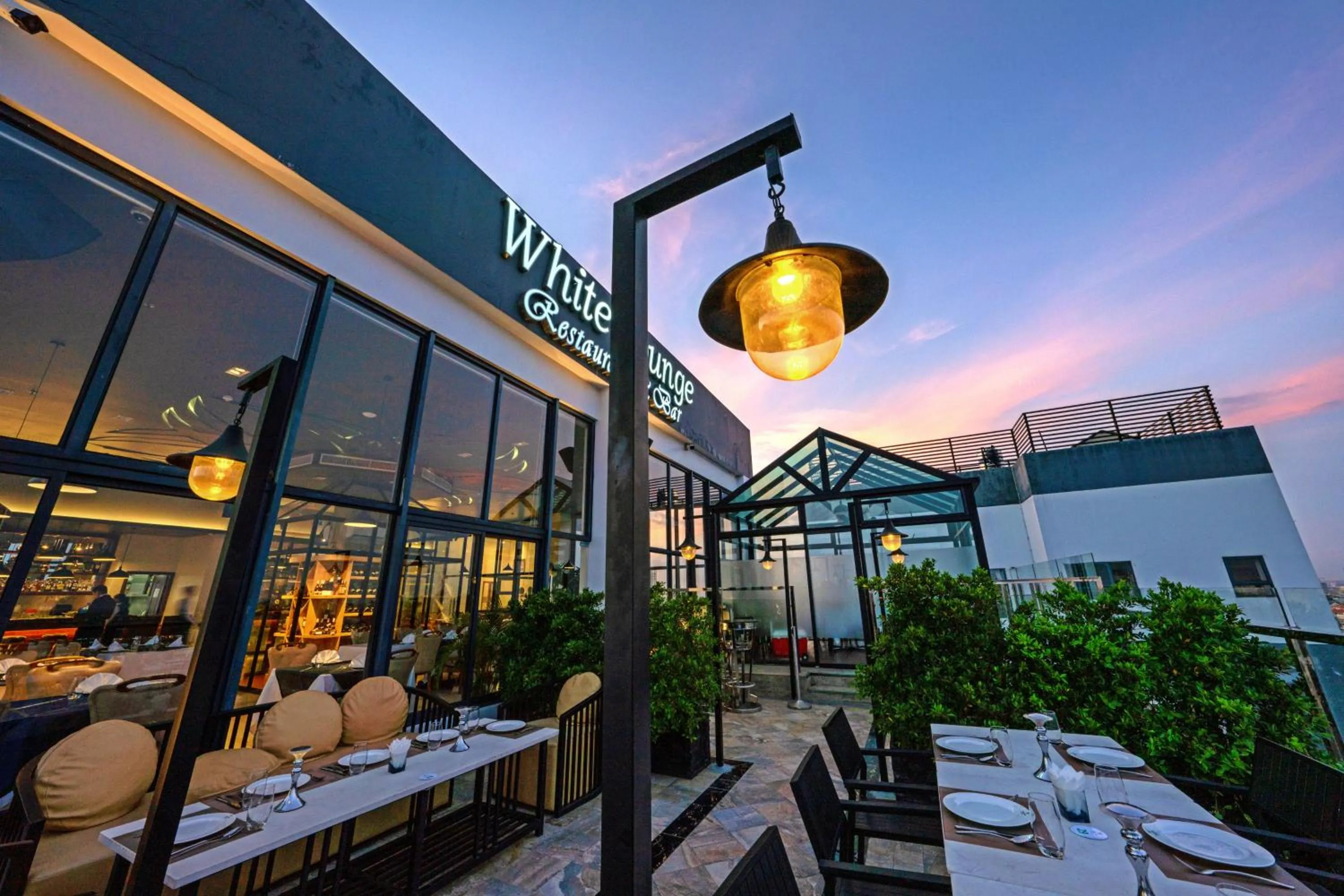 Lounge or bar in Poulo Wai Hotel, Trademark Collection by Wyndham