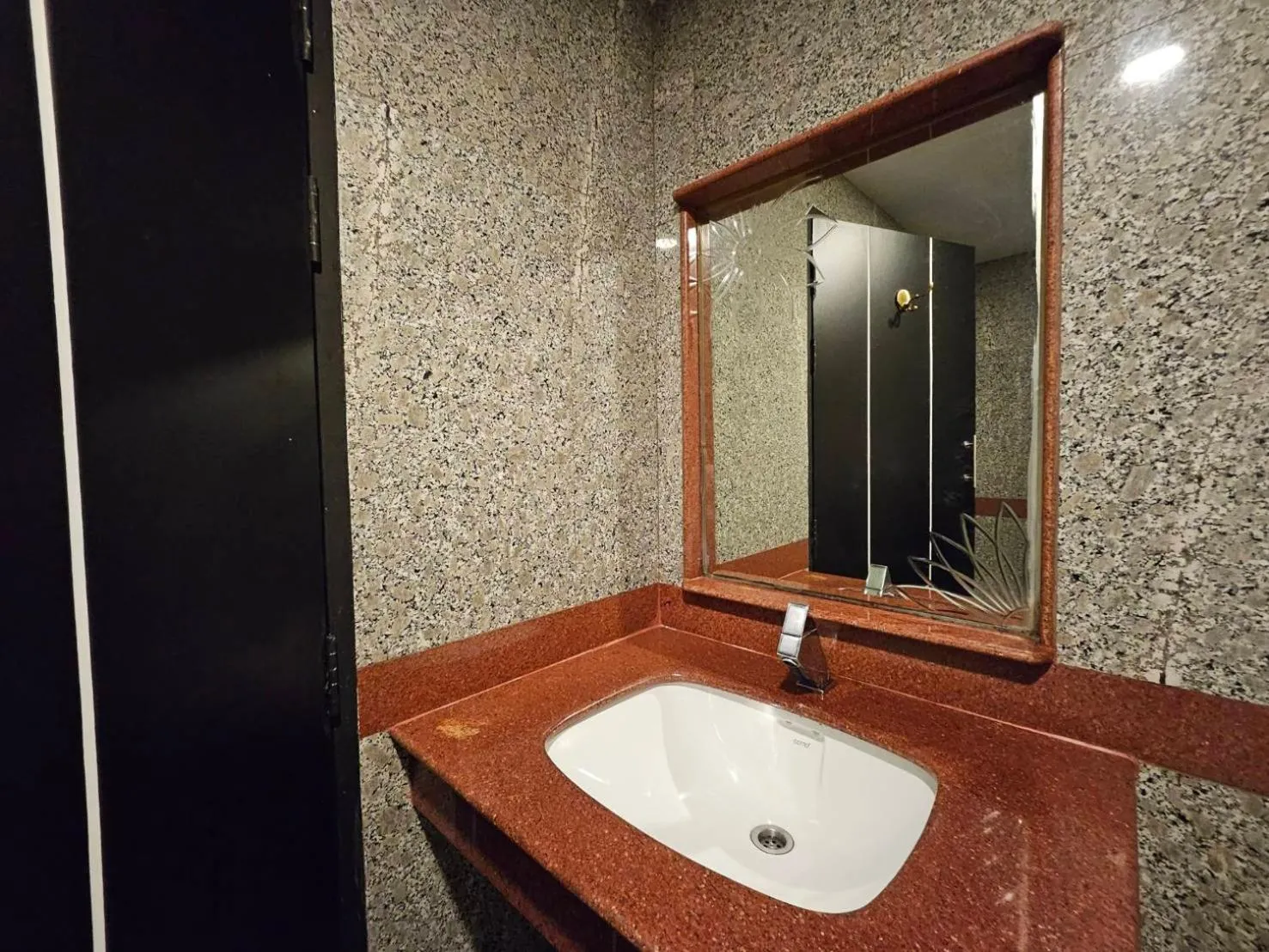 Bathroom in Paramount Palace Hotel Dannok