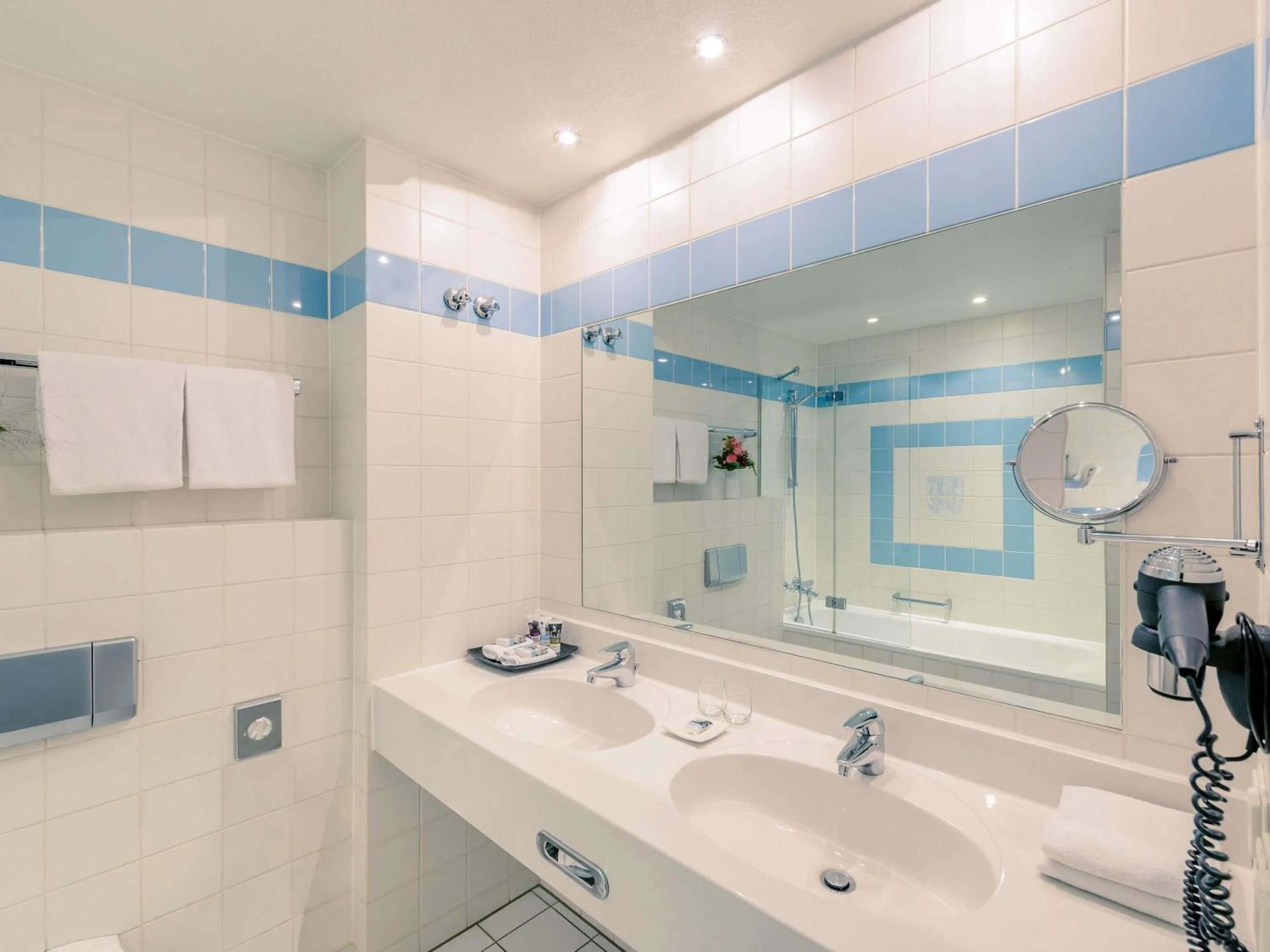 Bedroom in Mercure Hotel Düsseldorf City Center