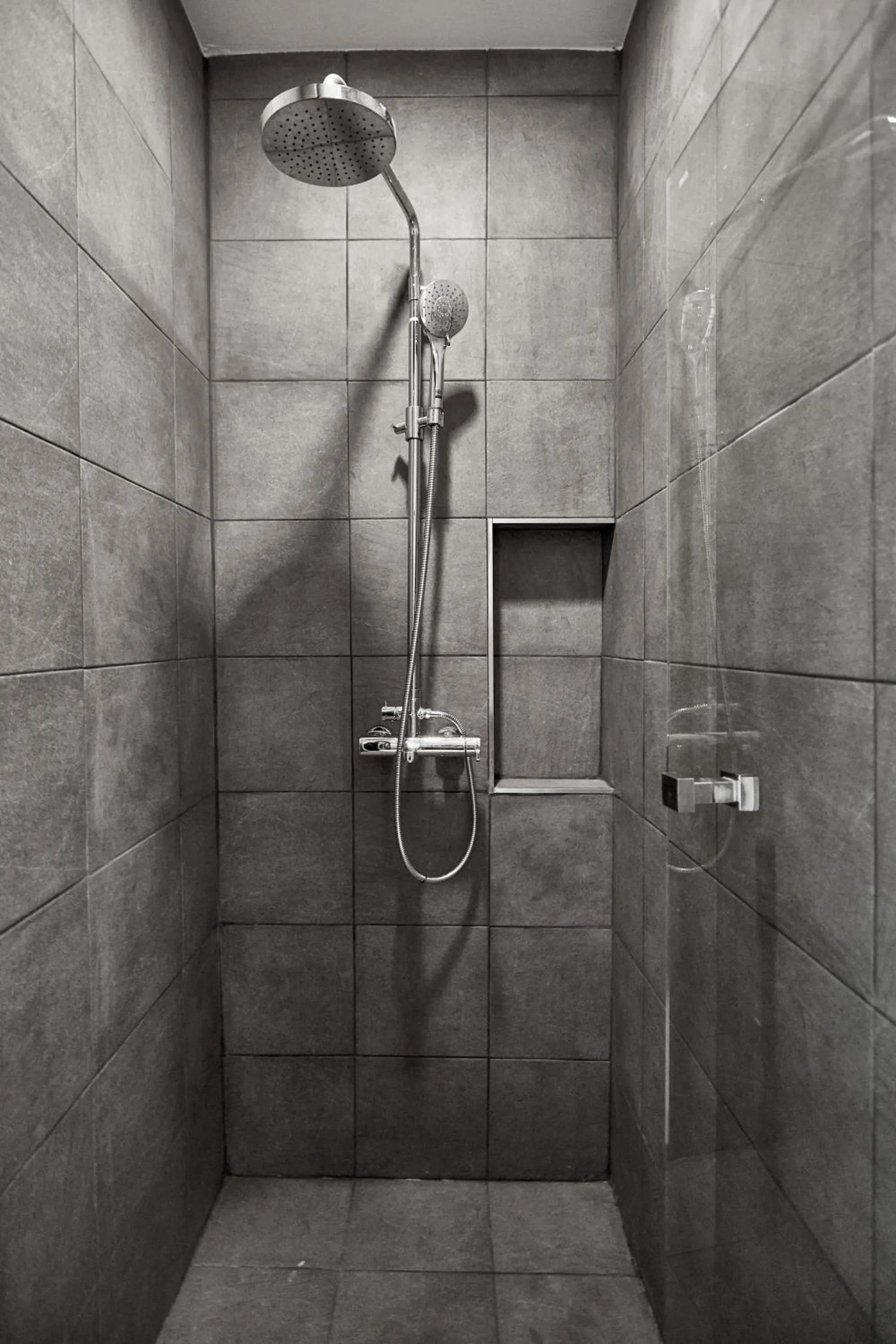 Shower in Livinn91 Hotel