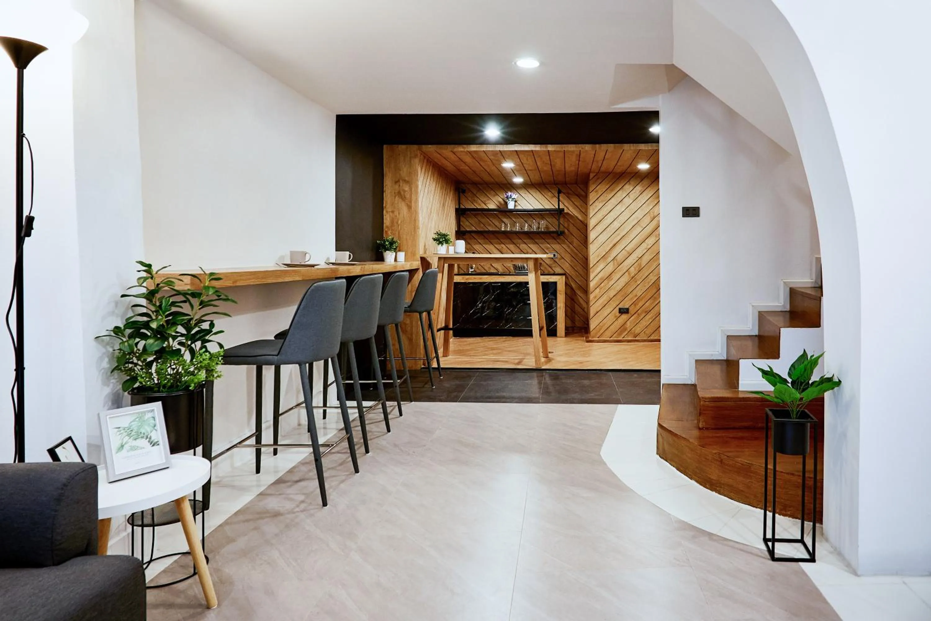 Communal lounge/ TV room in Livinn91 Hotel