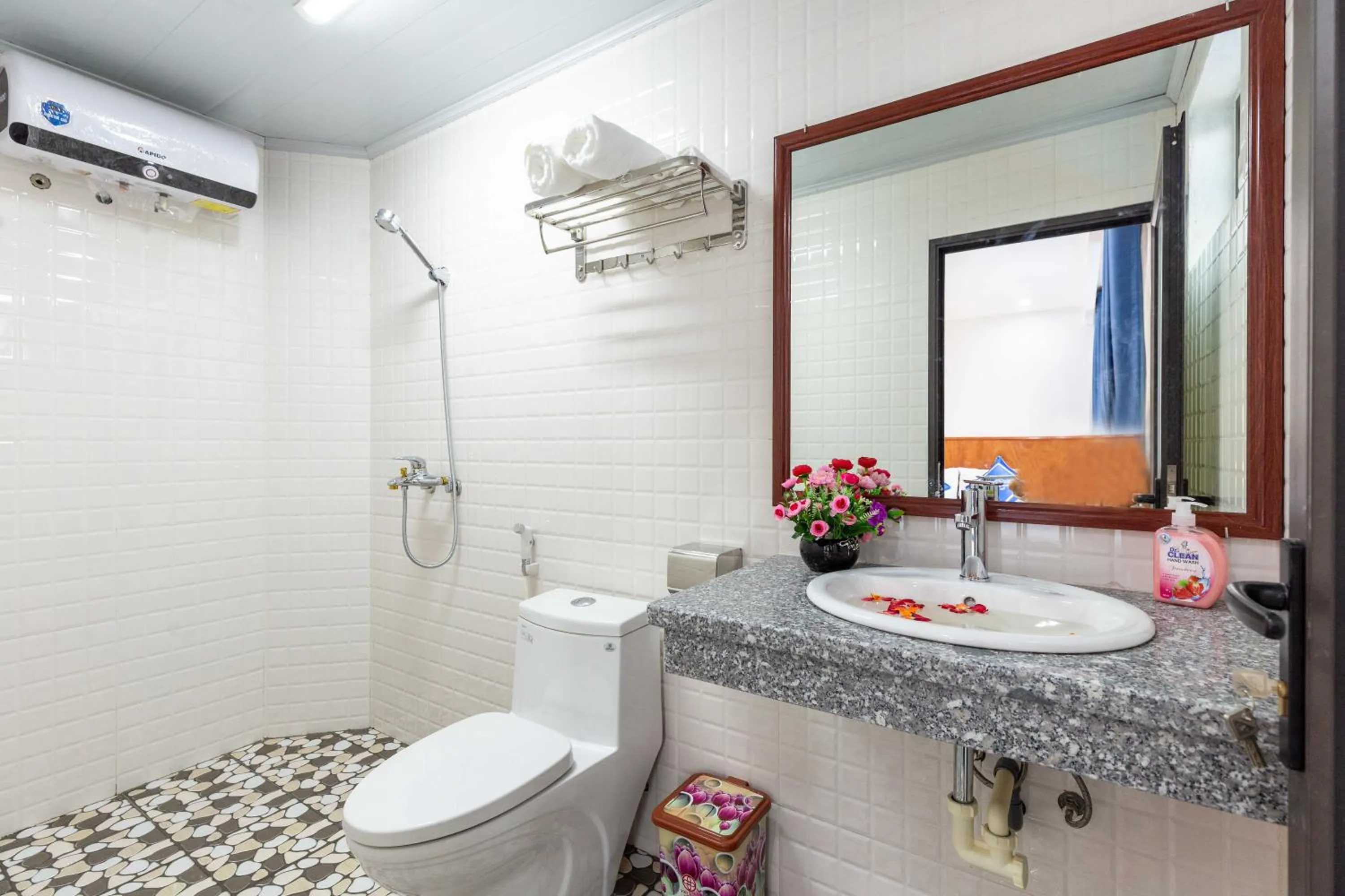 Shower in Elizabeth Hotel Tam Coc