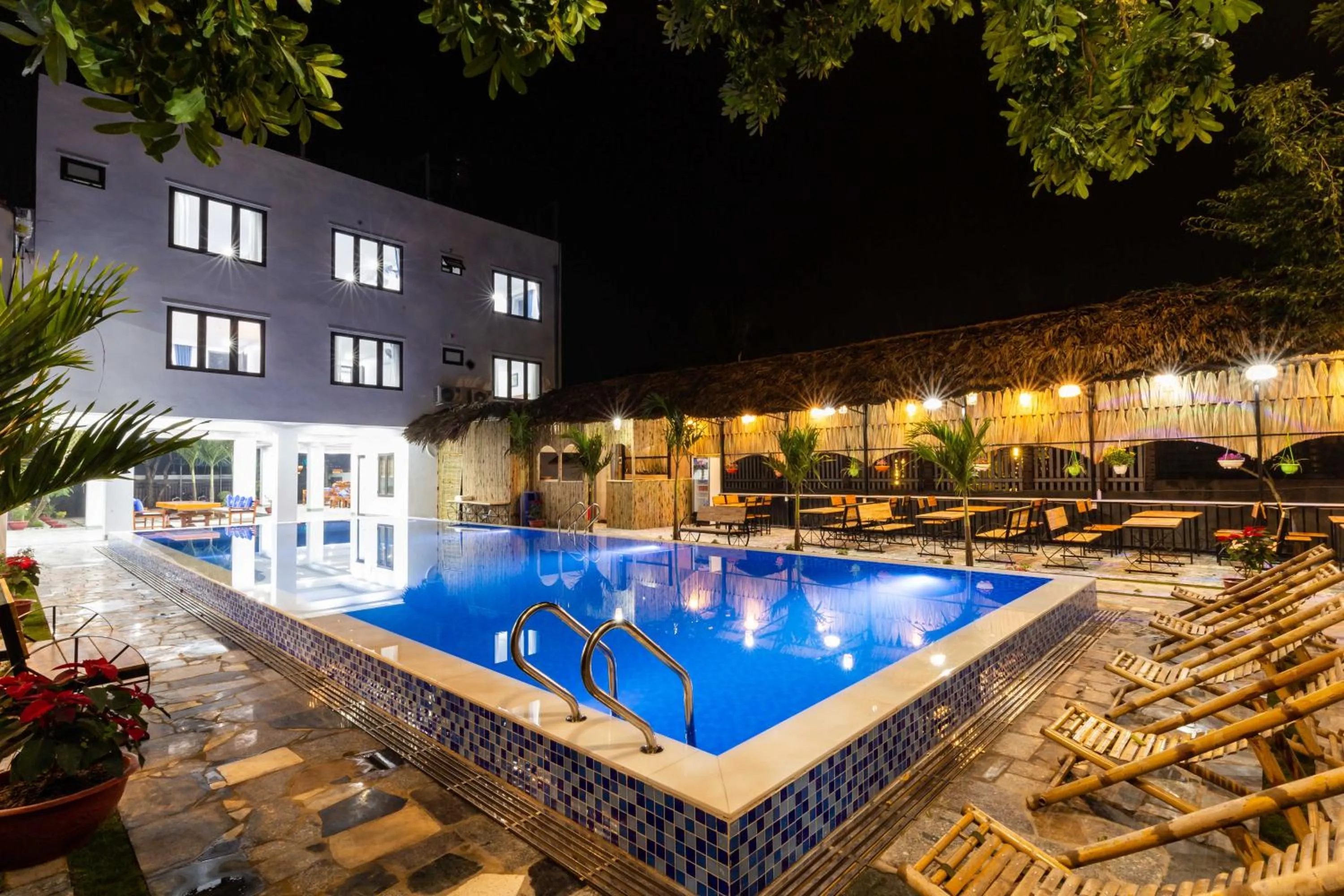 Swimming pool in Elizabeth Hotel Tam Coc