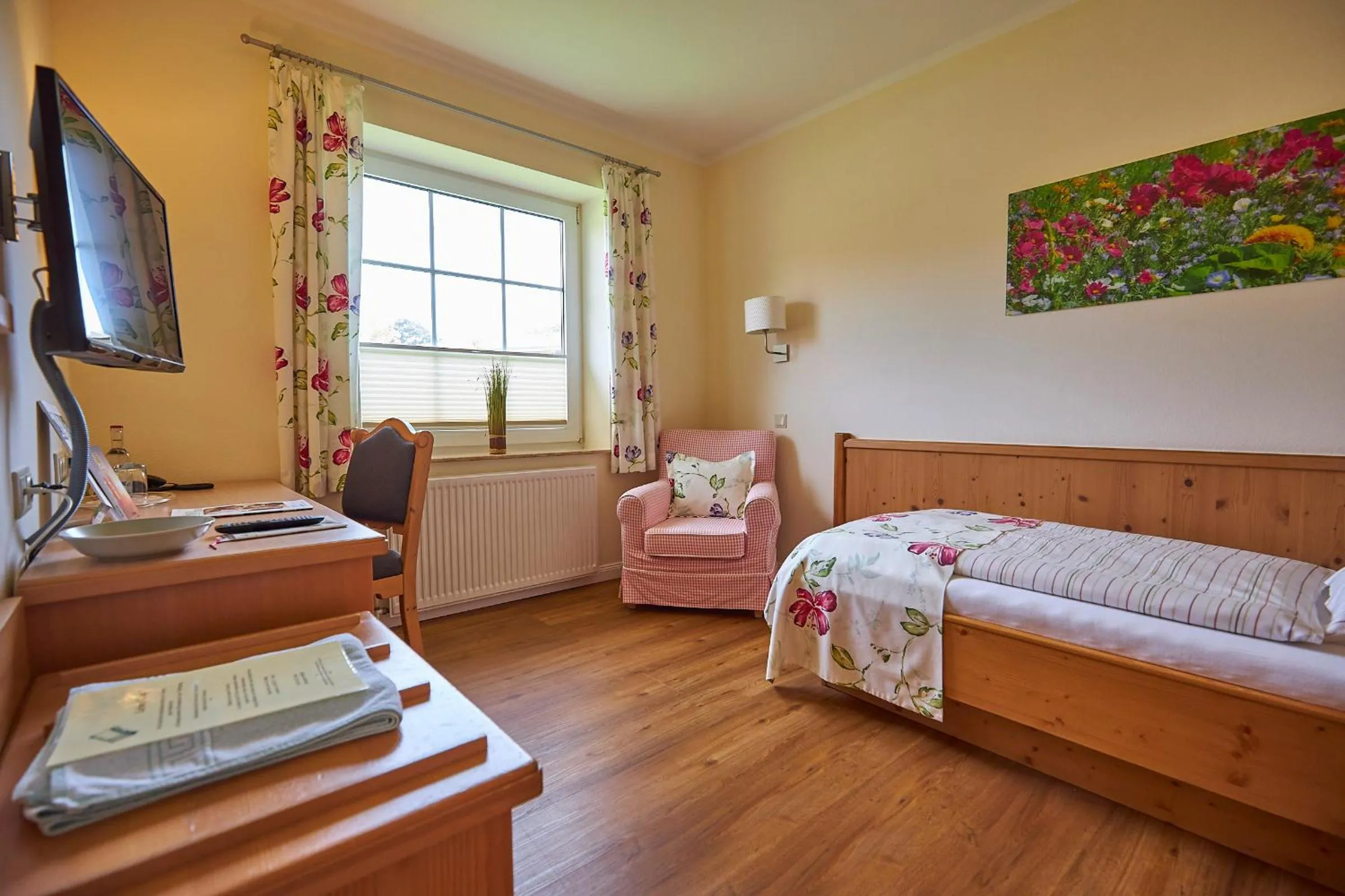 Photo of the whole room, Bed in Flair Landhotel Strengliner Mühle