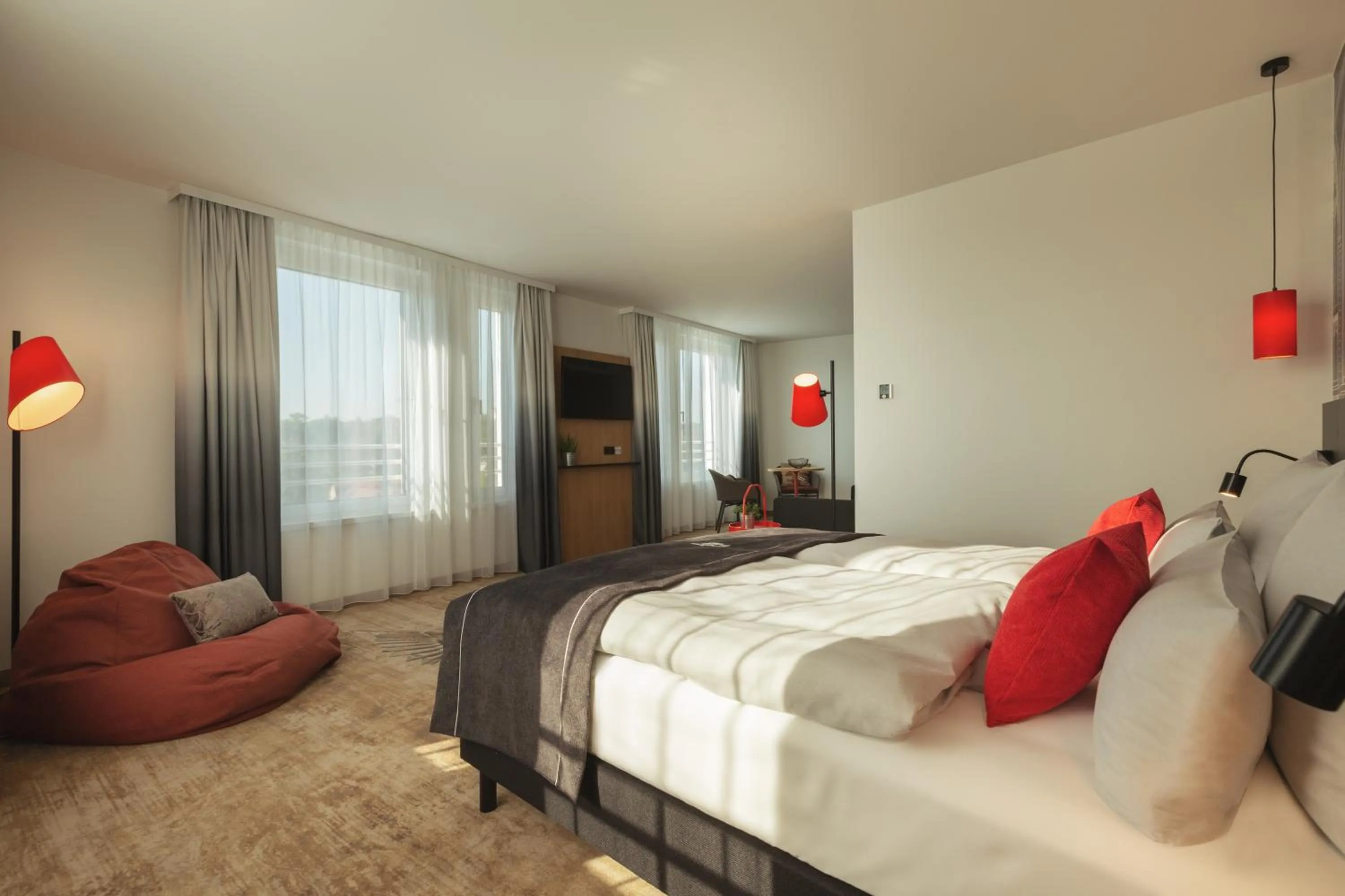Living room, Bed in Holiday Inn - the niu, Sparrow Regensburg by IHG