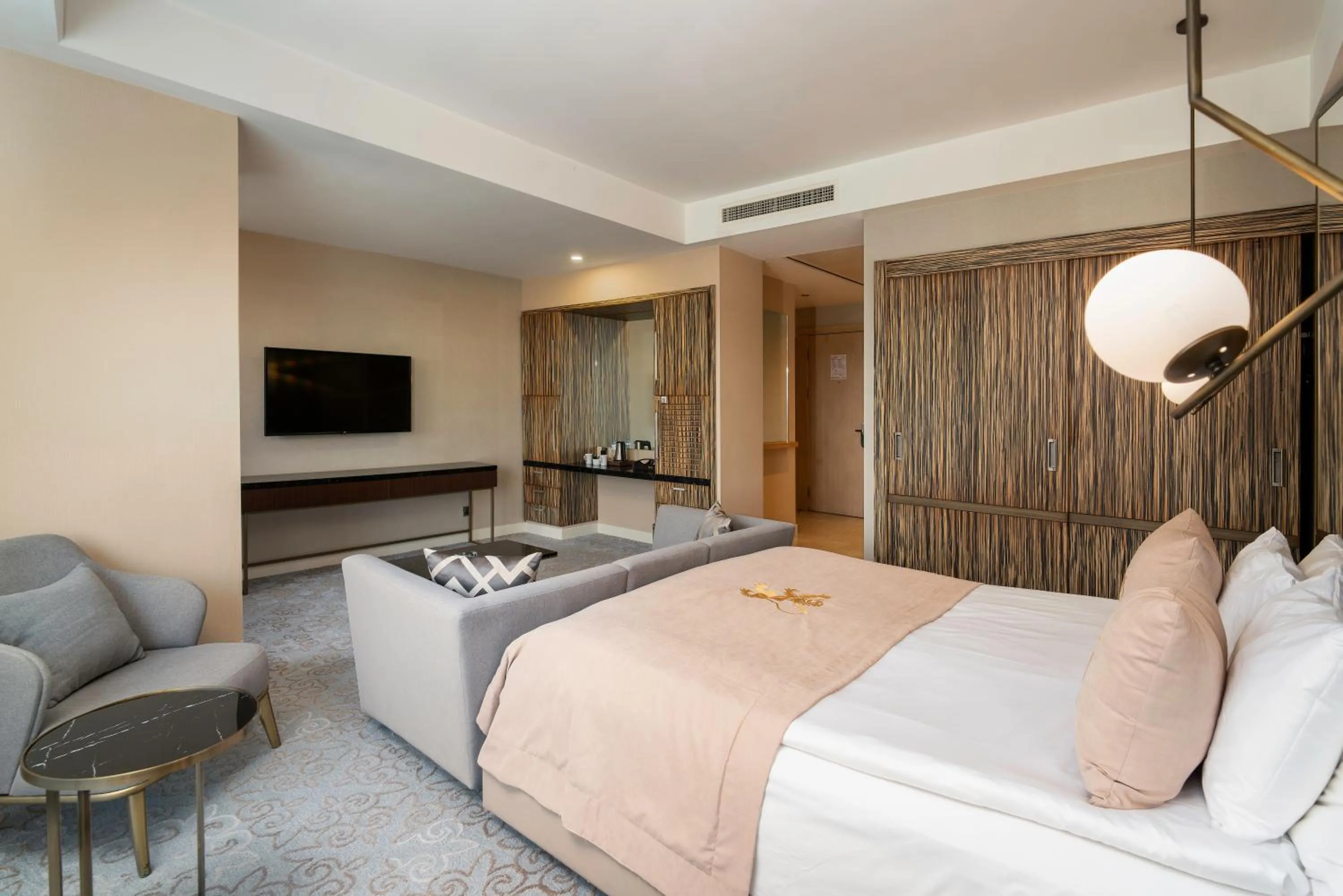 Bed in Cratos Premium Hotel Casino & SPA