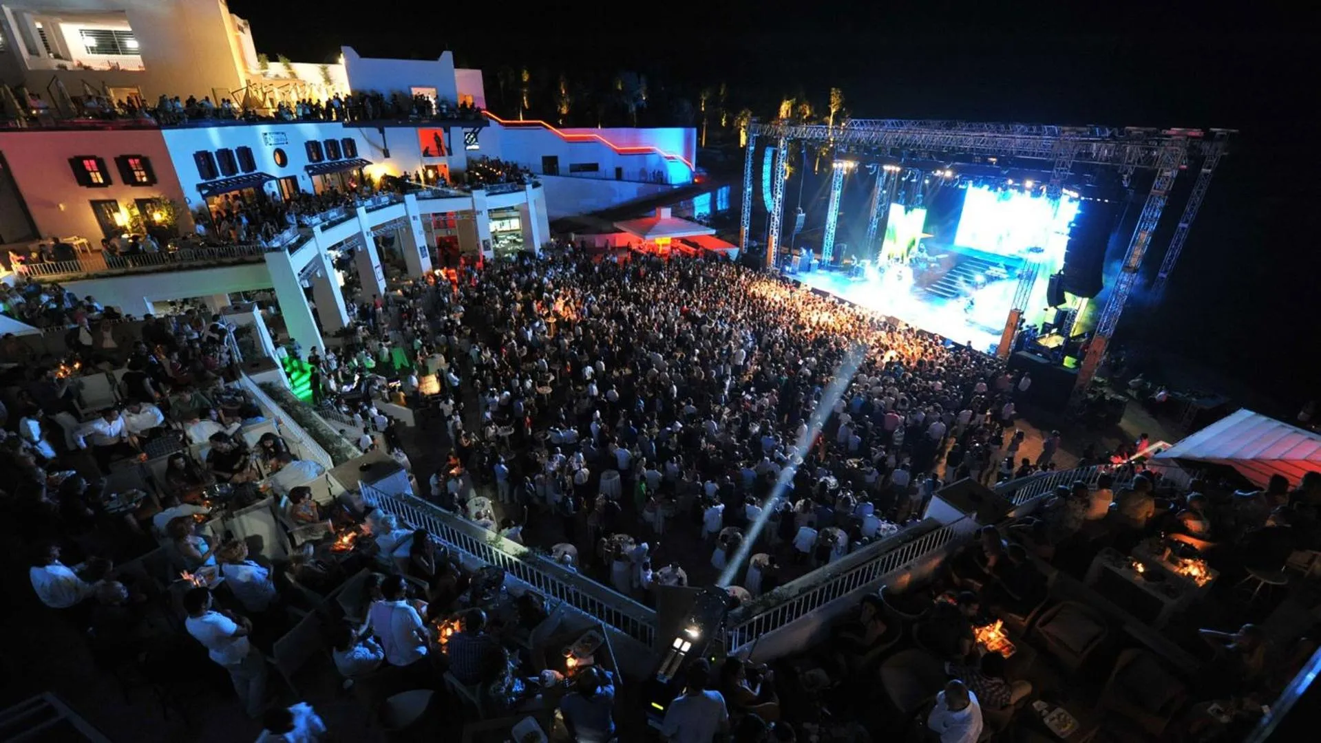 Evening entertainment in Cratos Premium Hotel Casino & SPA