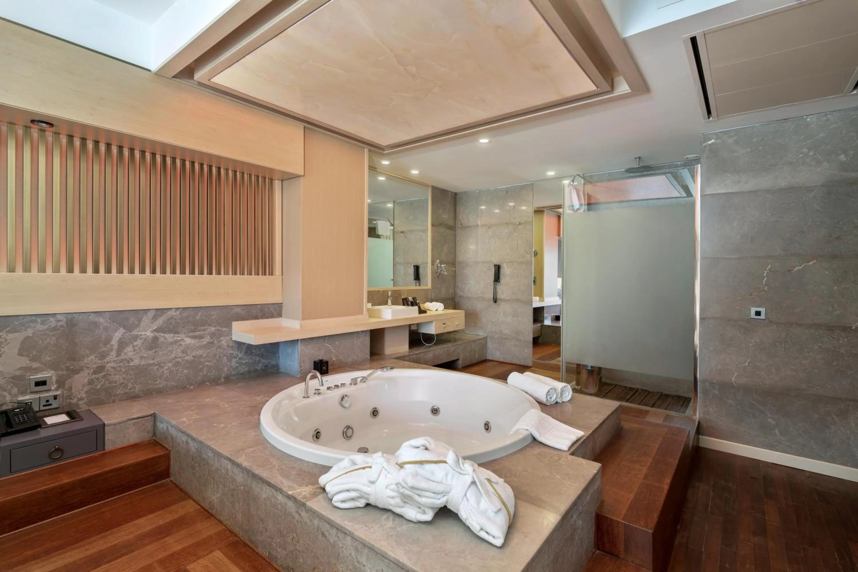 Shower in Cratos Premium Hotel Casino & SPA