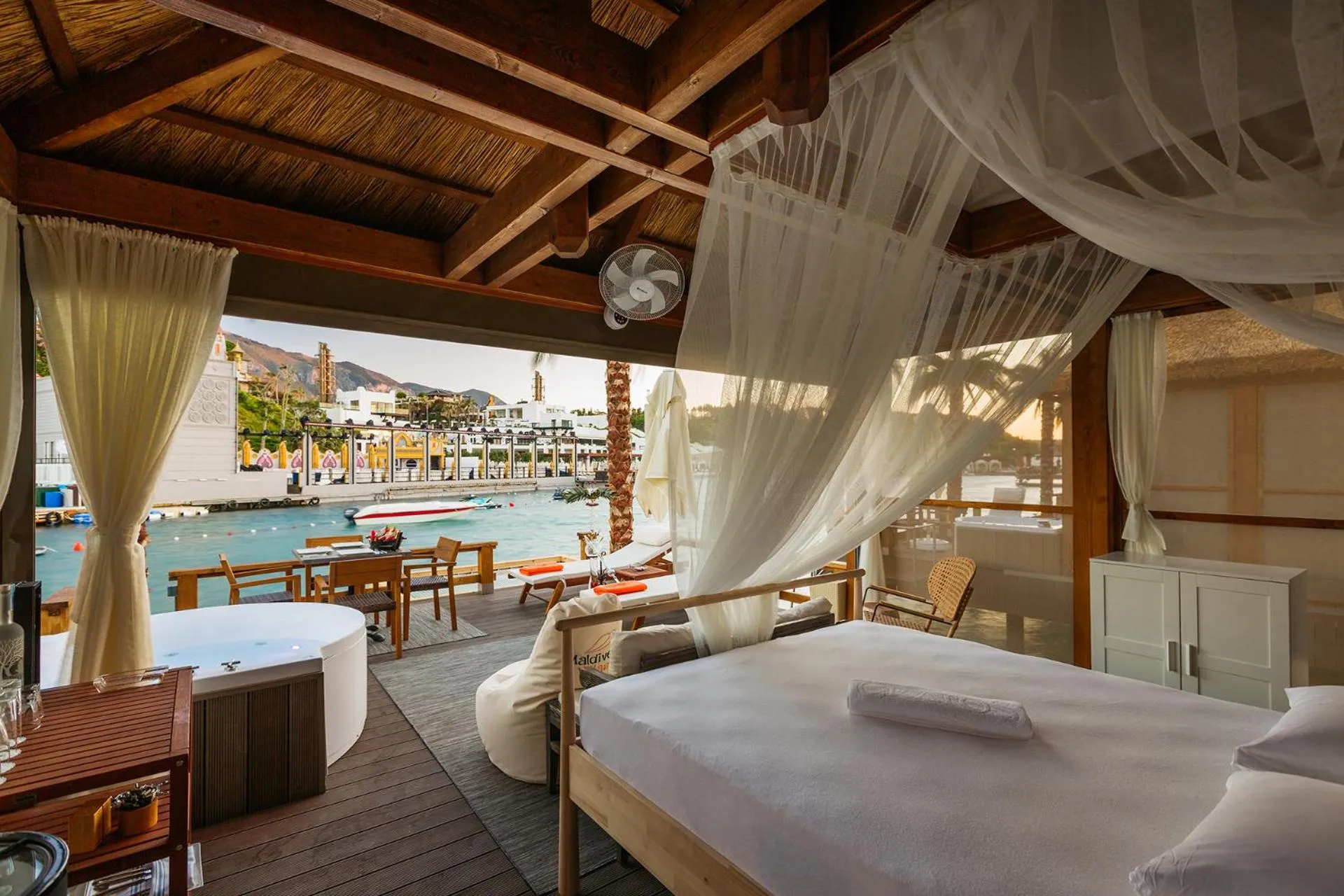 Hot Tub, Bed in Cratos Premium Hotel Casino & SPA