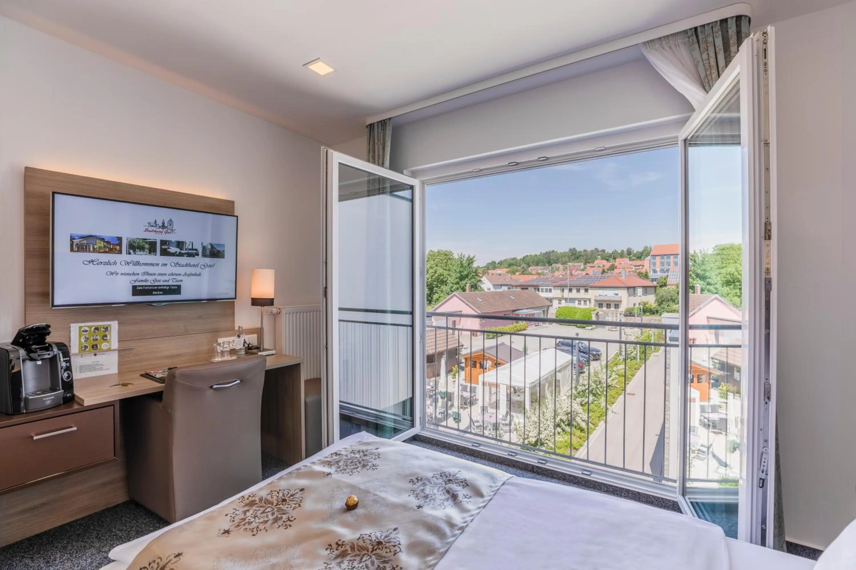 Inner courtyard view, Bed in Stadthotel Geis