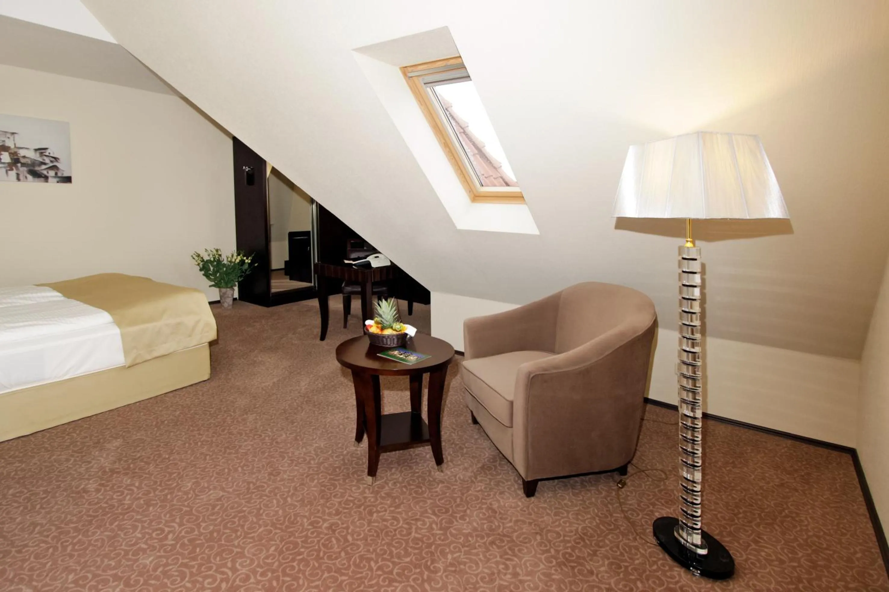 Seating area, Bed in Grand Palace Hotel Hannover