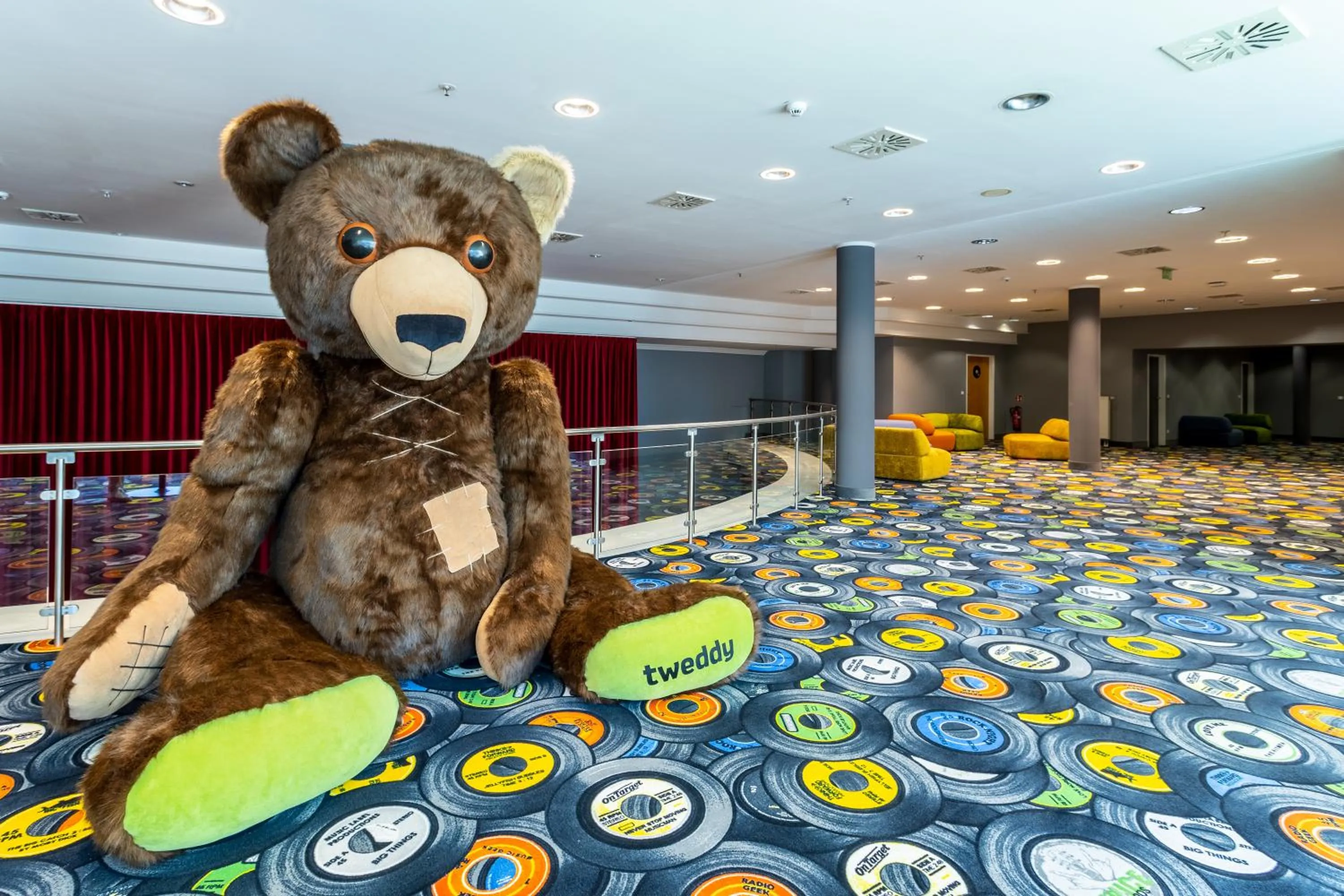 Communal lounge/ TV room in mightyTwice Hotel Dresden