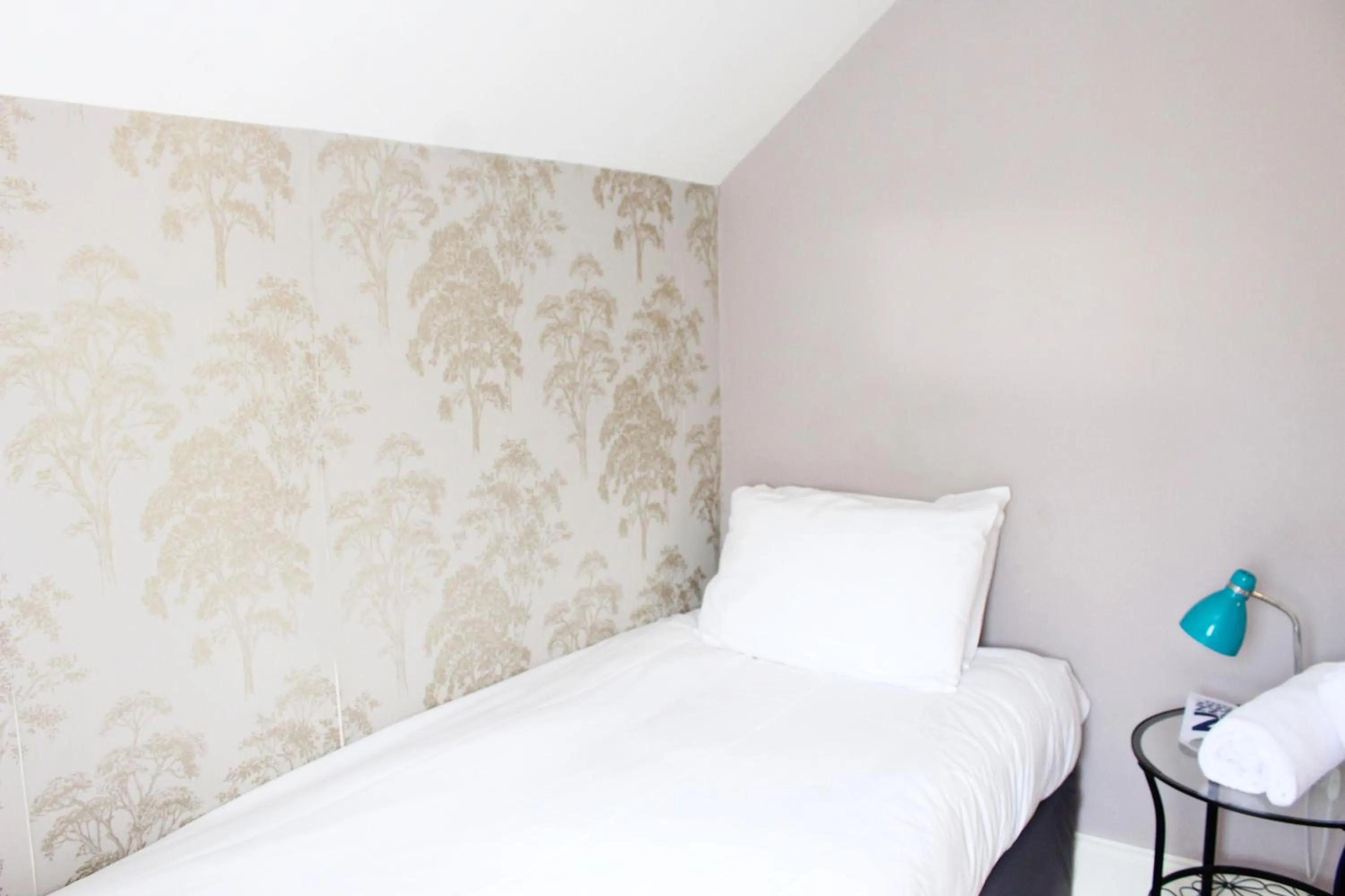 Bed in Guestling Hall Hotel