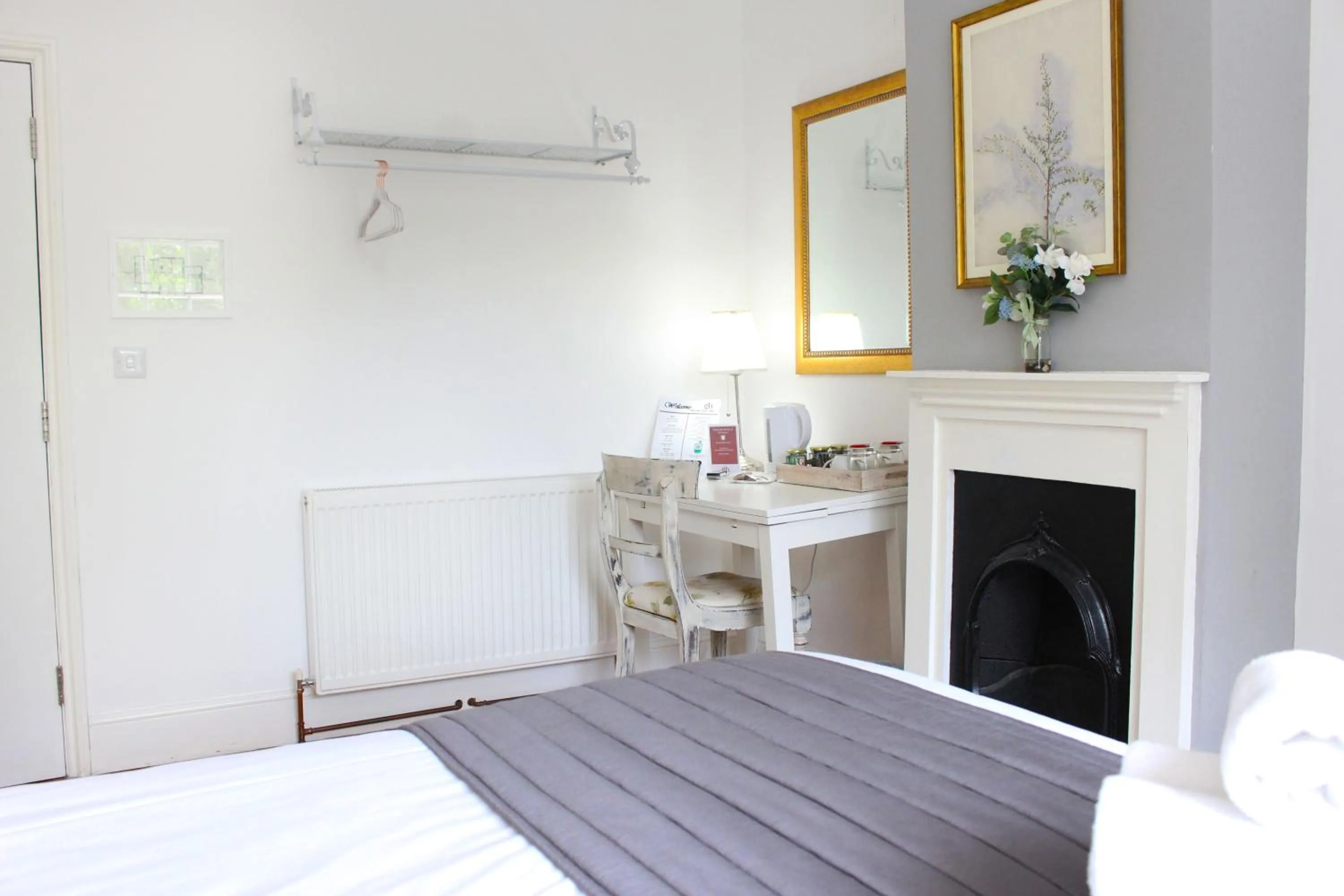 Bed in Guestling Hall Hotel