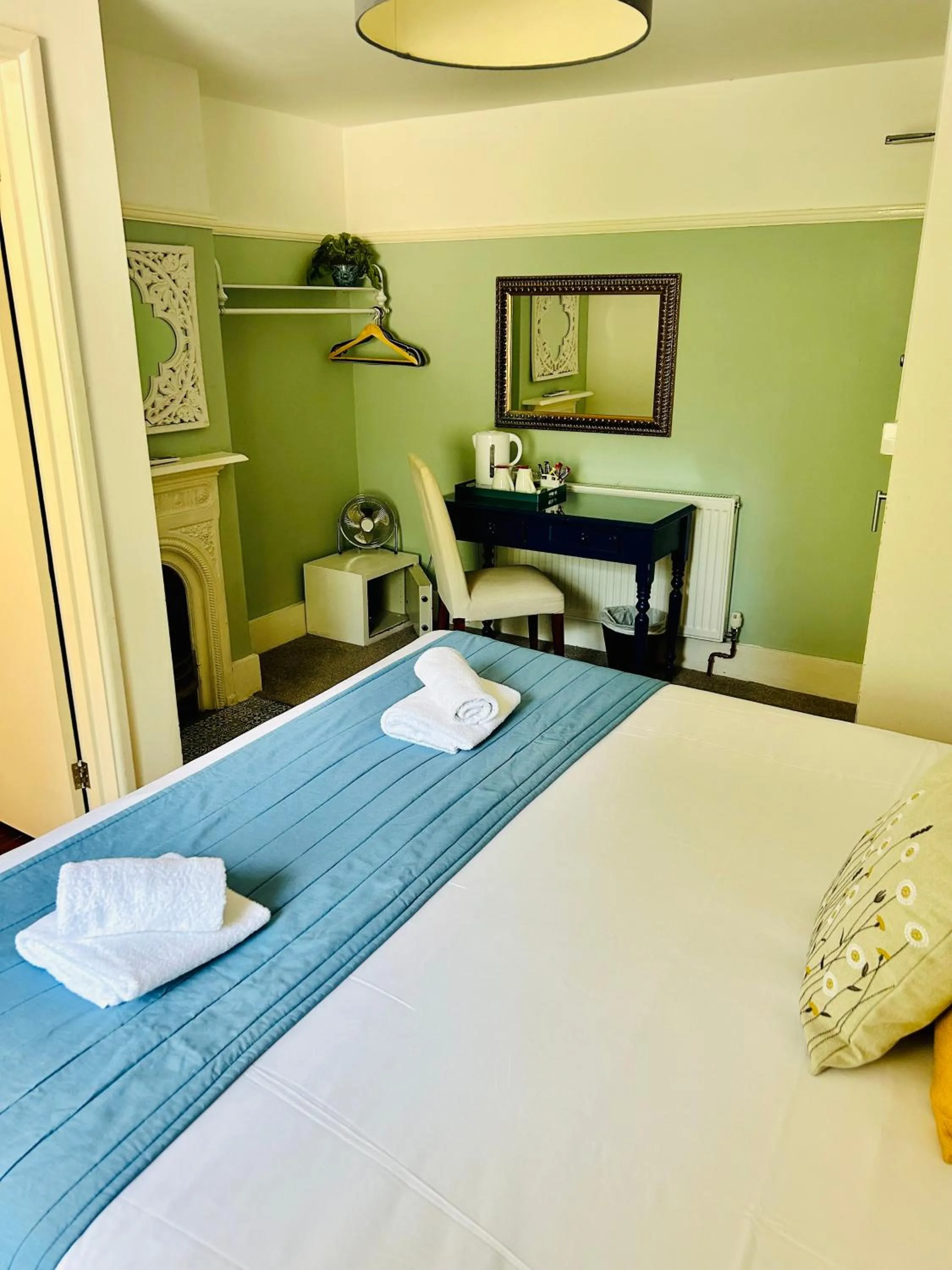 Bed in Guestling Hall Hotel