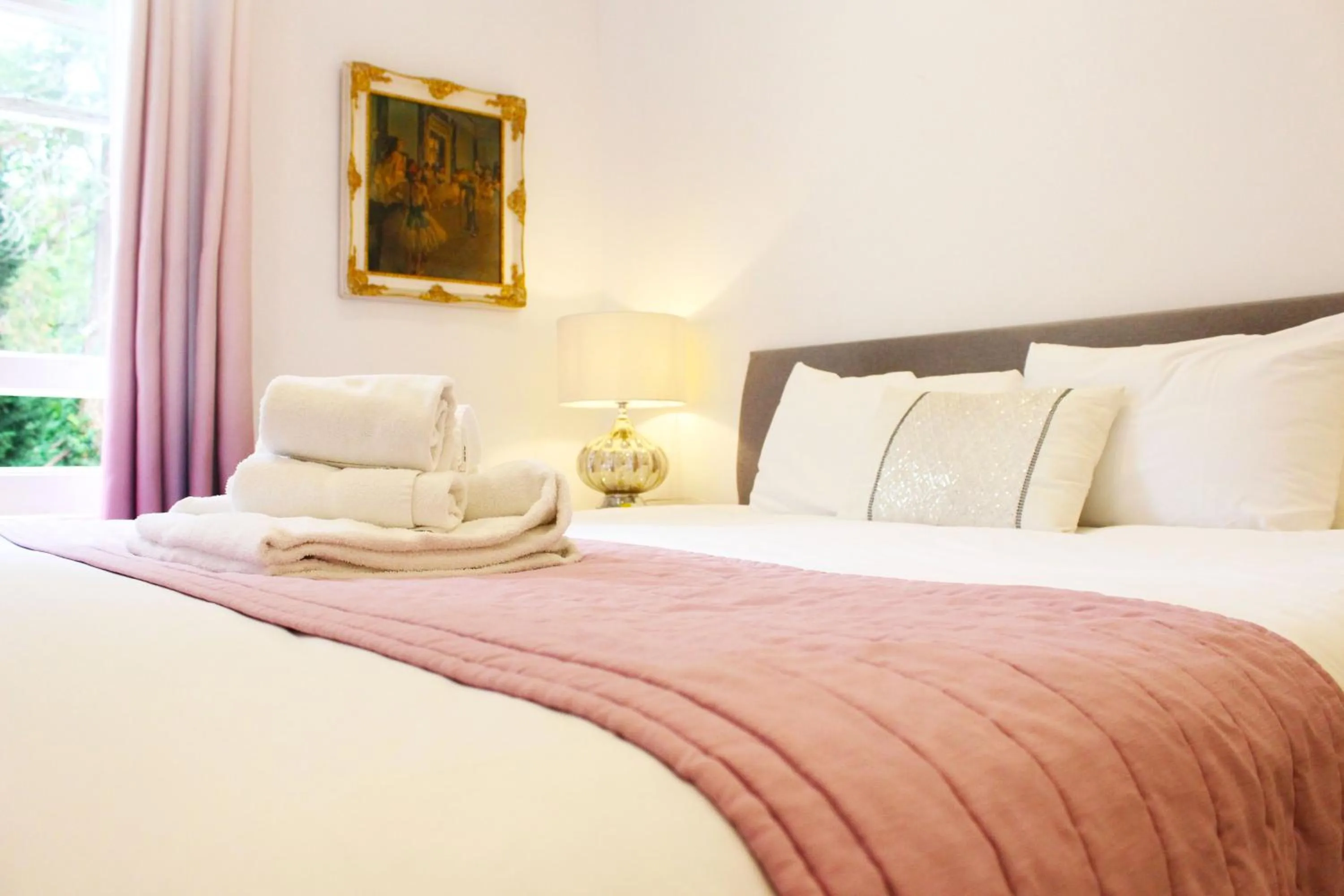 Bed in Guestling Hall Hotel