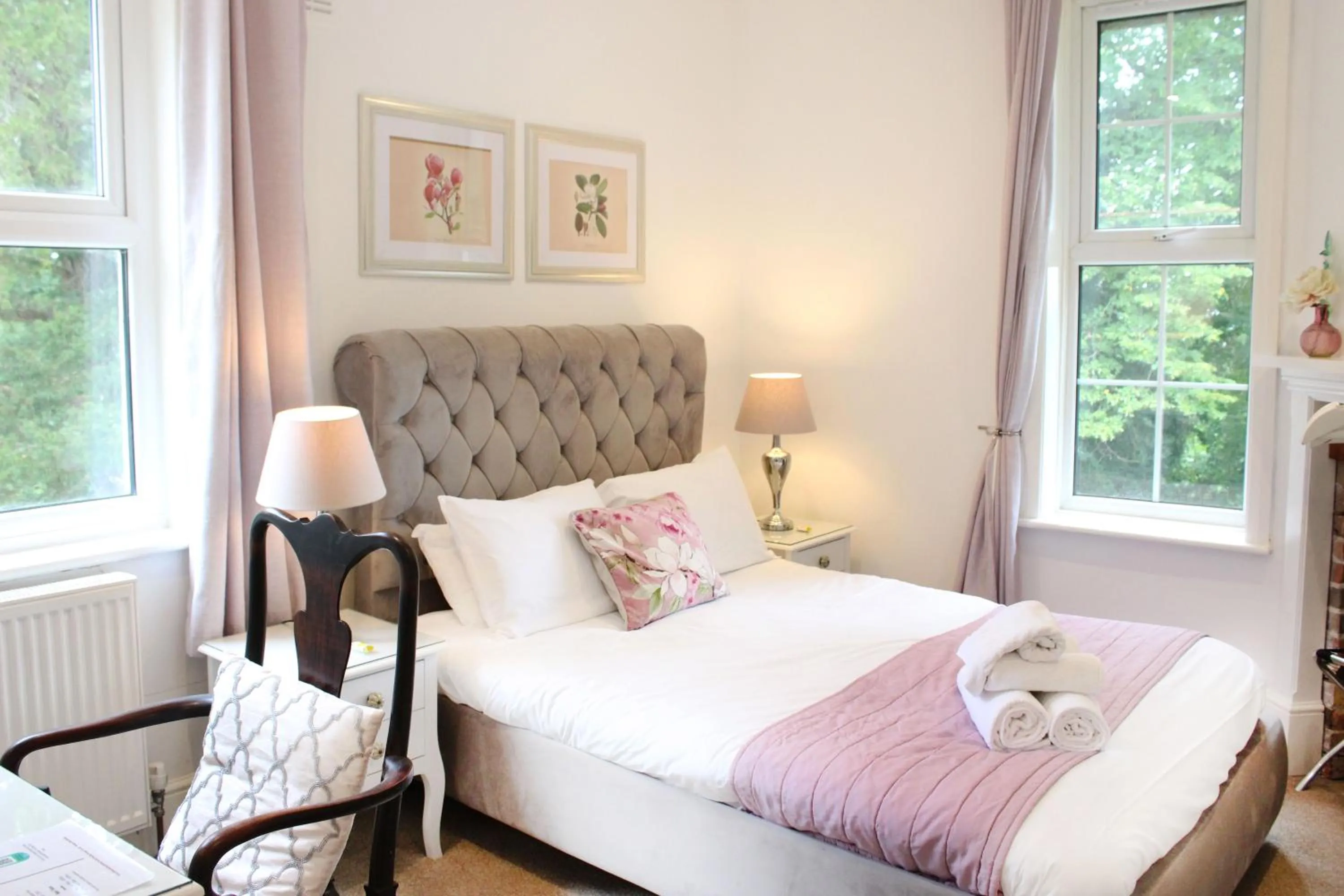 Bed in Guestling Hall Hotel