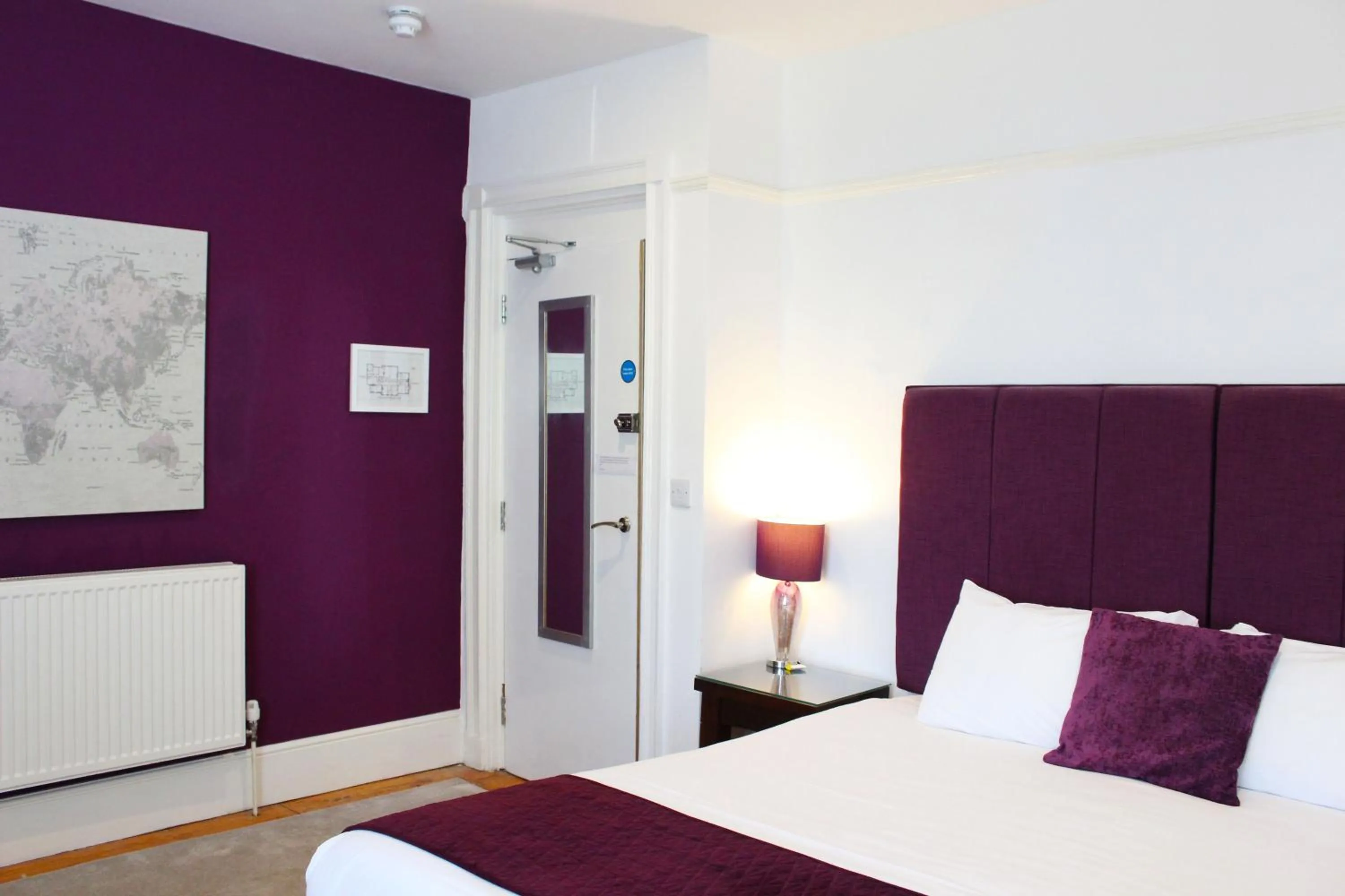 Bed in Guestling Hall Hotel