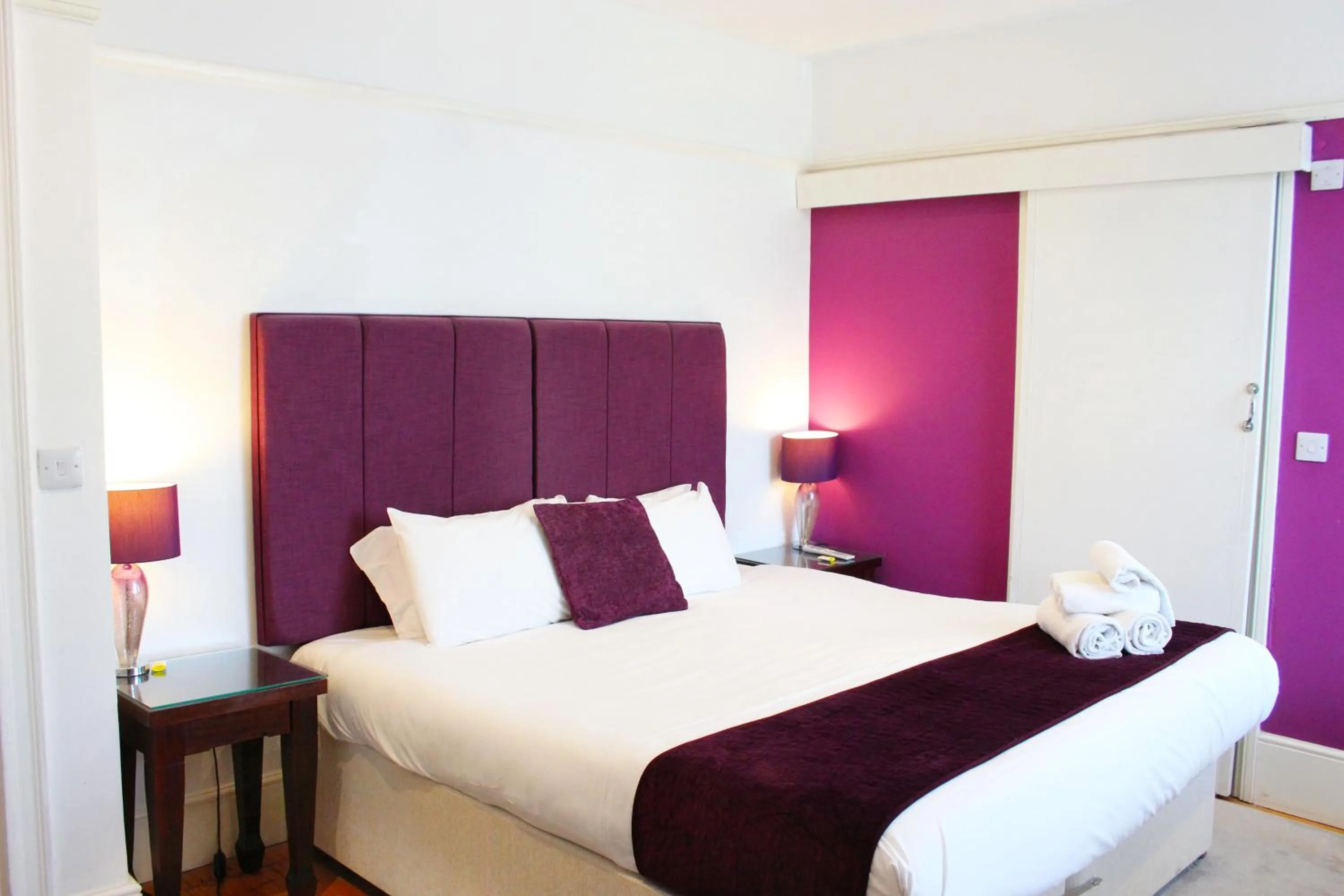 Bed in Guestling Hall Hotel