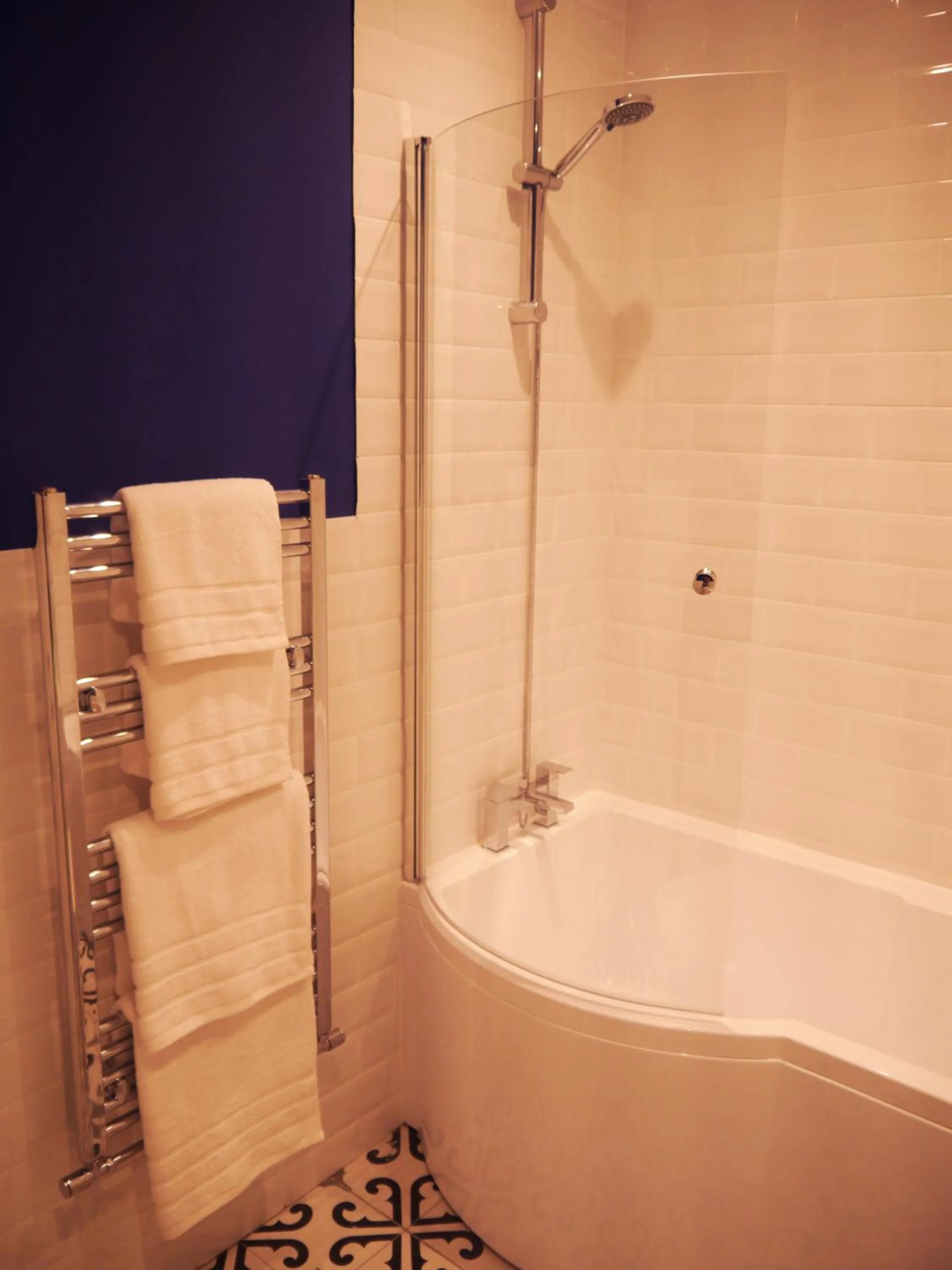 Bathroom in Guestling Hall Hotel